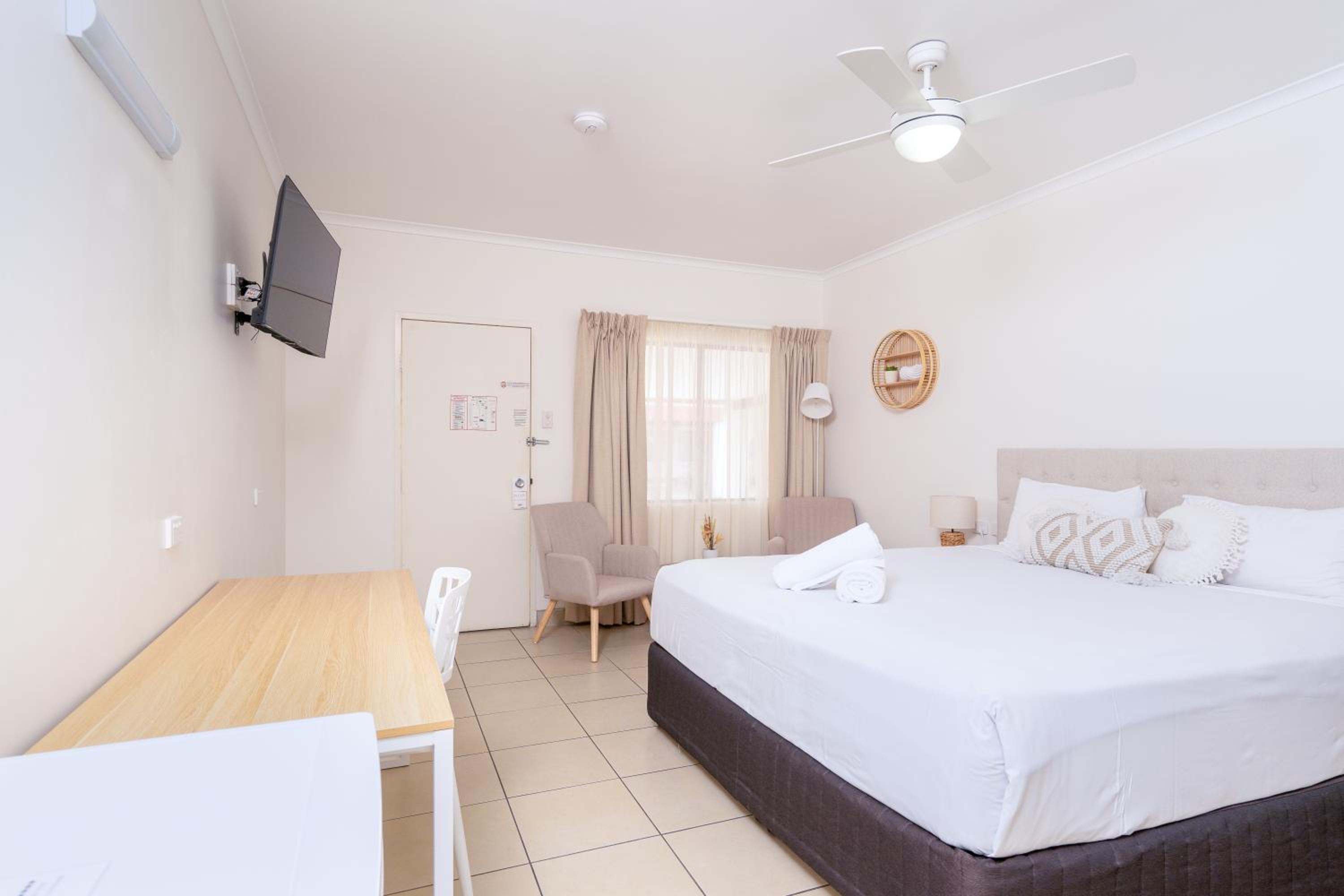 Deluxe King Room - Photo 5