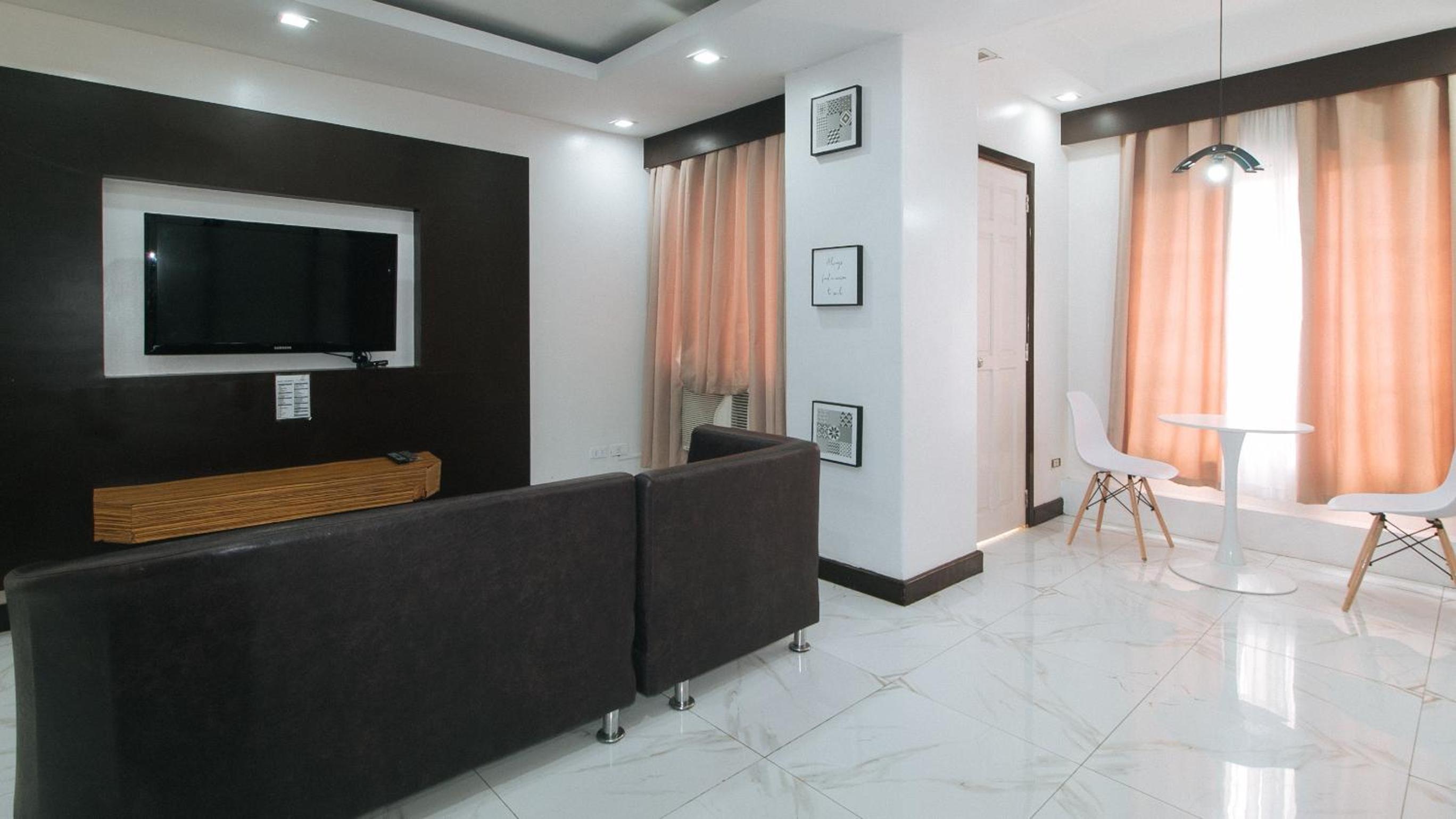 One-Bedroom Suite - Photo 3