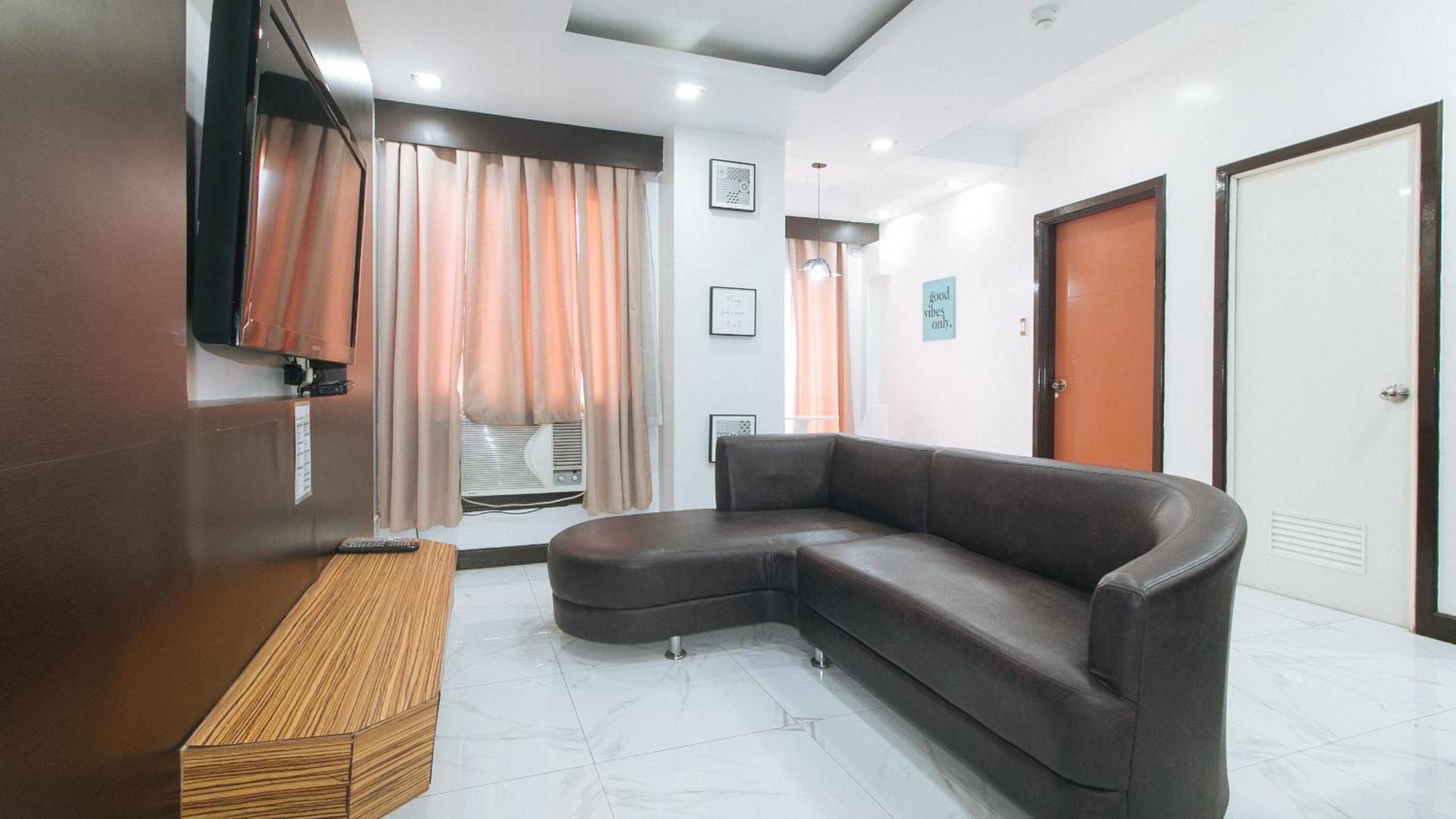 One-Bedroom Suite - Photo 2