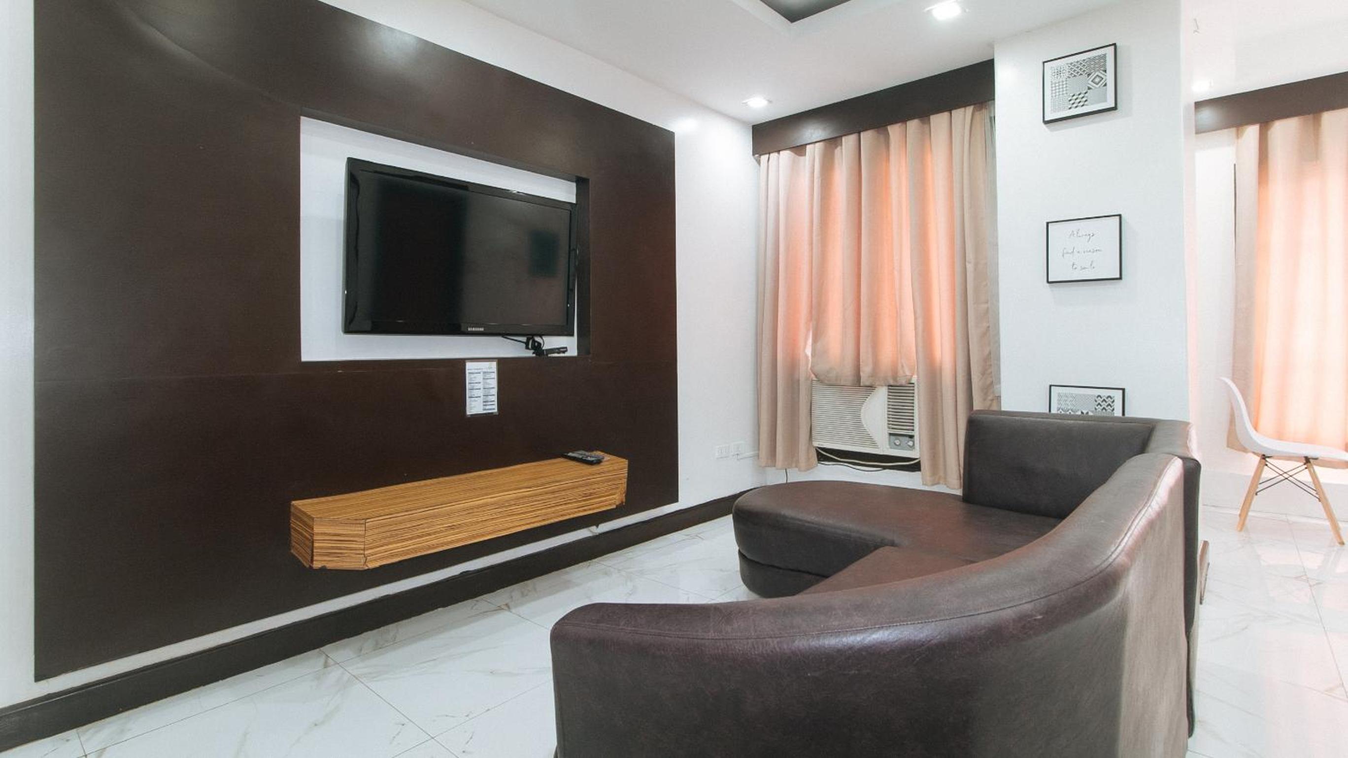 One-Bedroom Suite - Photo 9