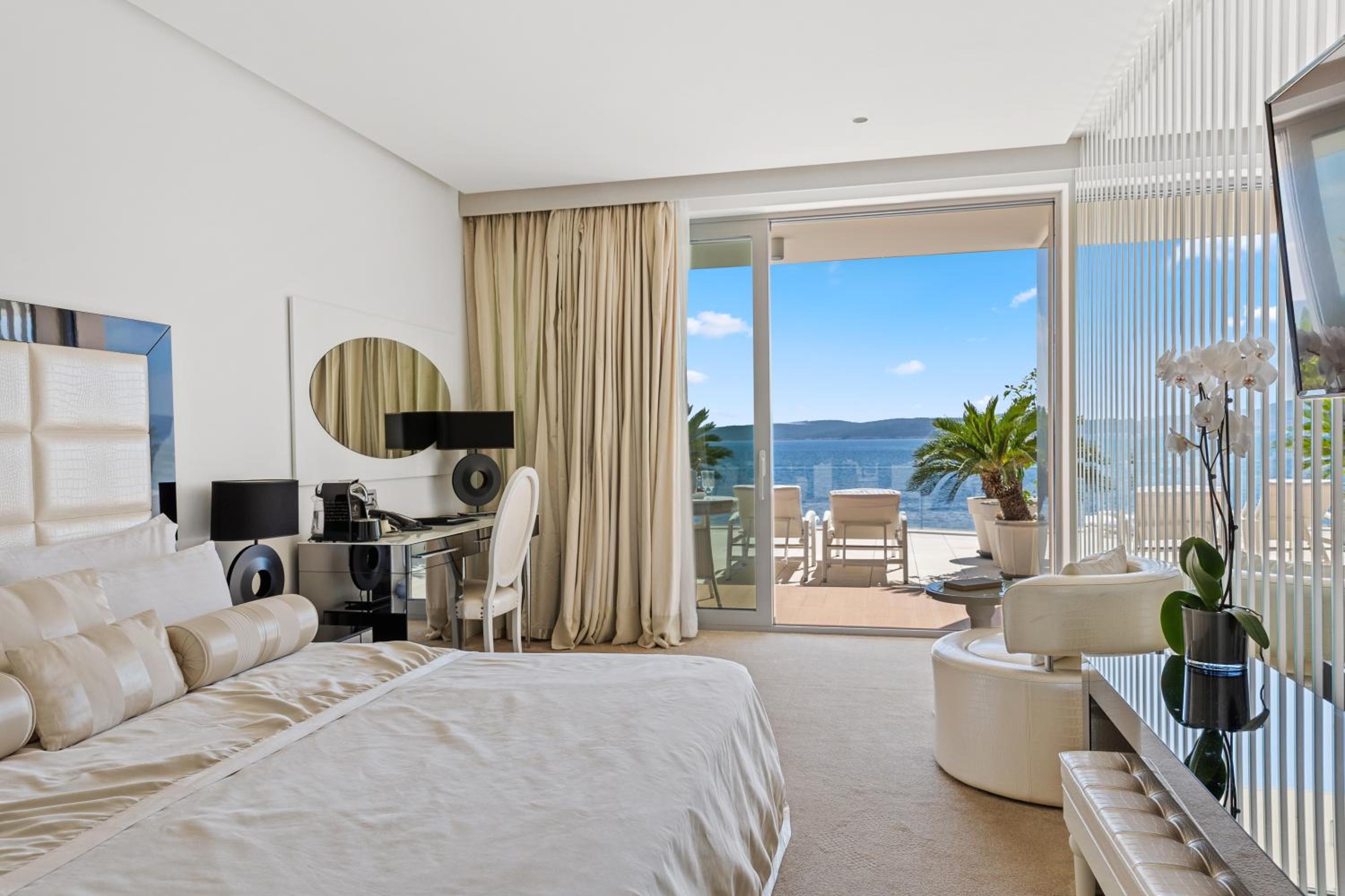 Deluxe Double Room with Terrace and Sea View - Photo 10