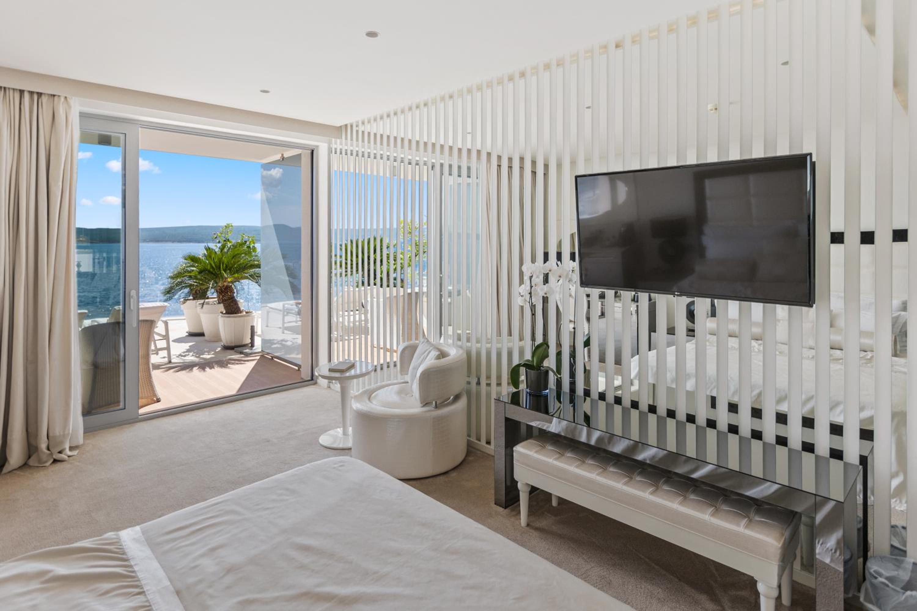Deluxe Double Room with Terrace and Sea View - Photo 11