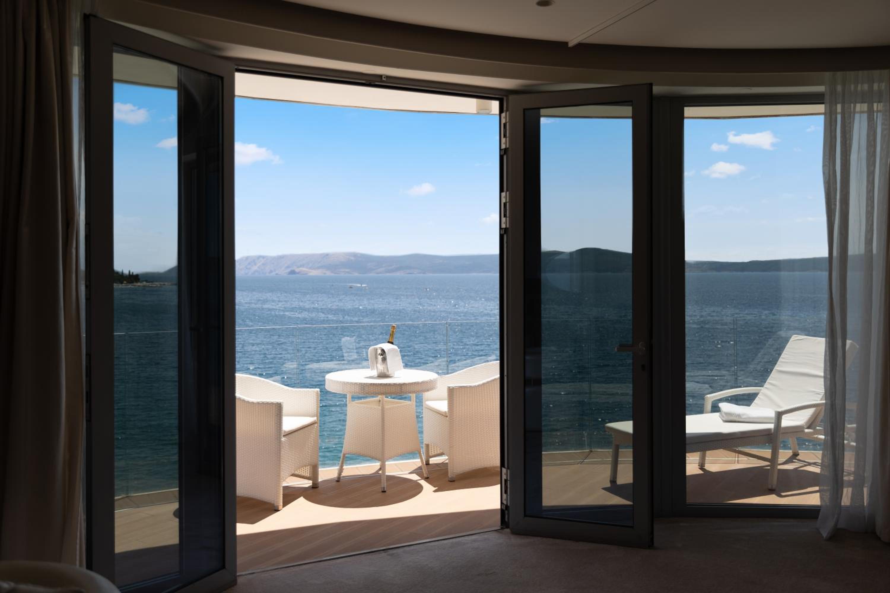 Deluxe Suite with Balcony and Sea View - Photo 2