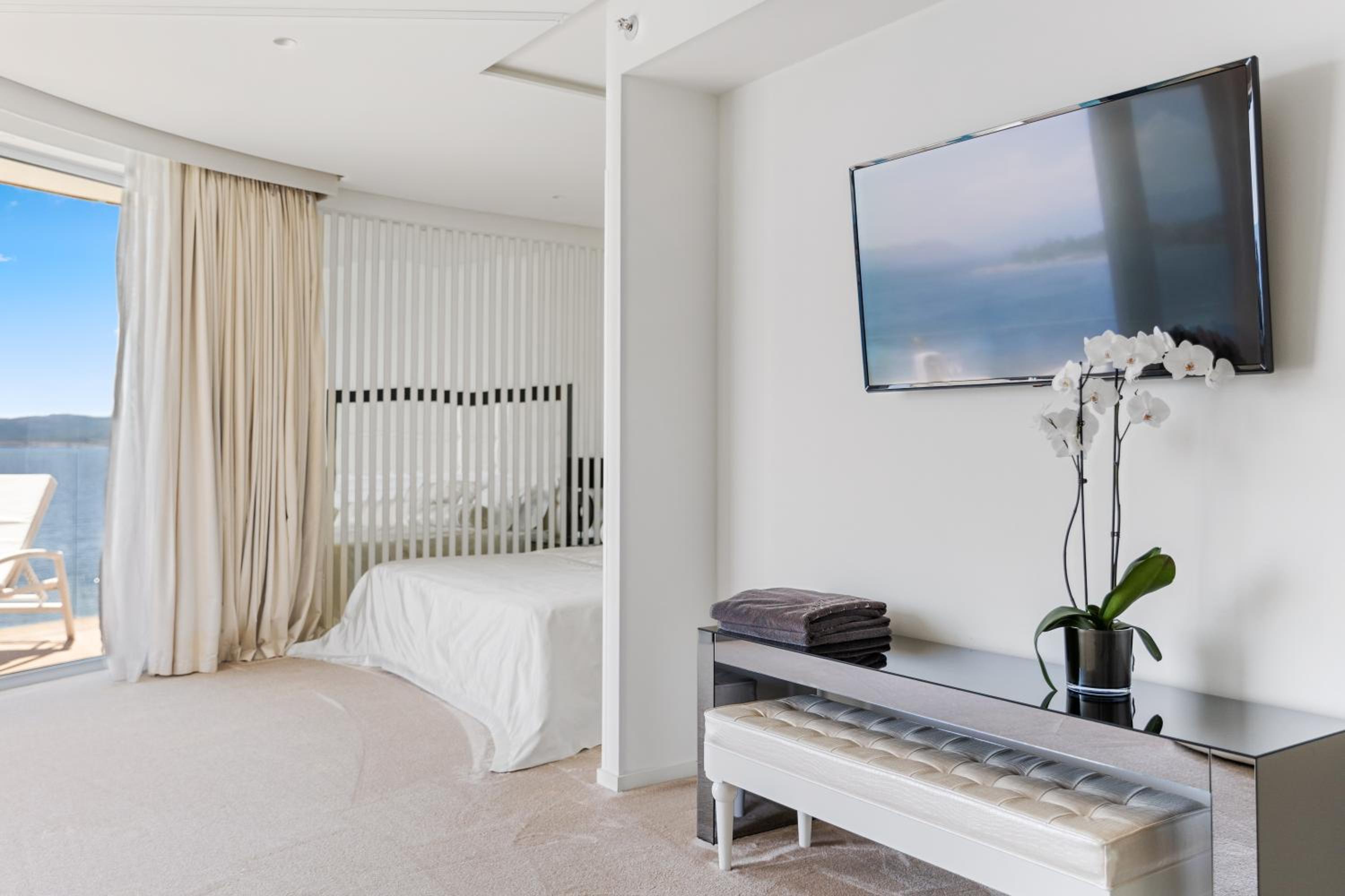 Deluxe Suite with Balcony and Sea View - Photo 4