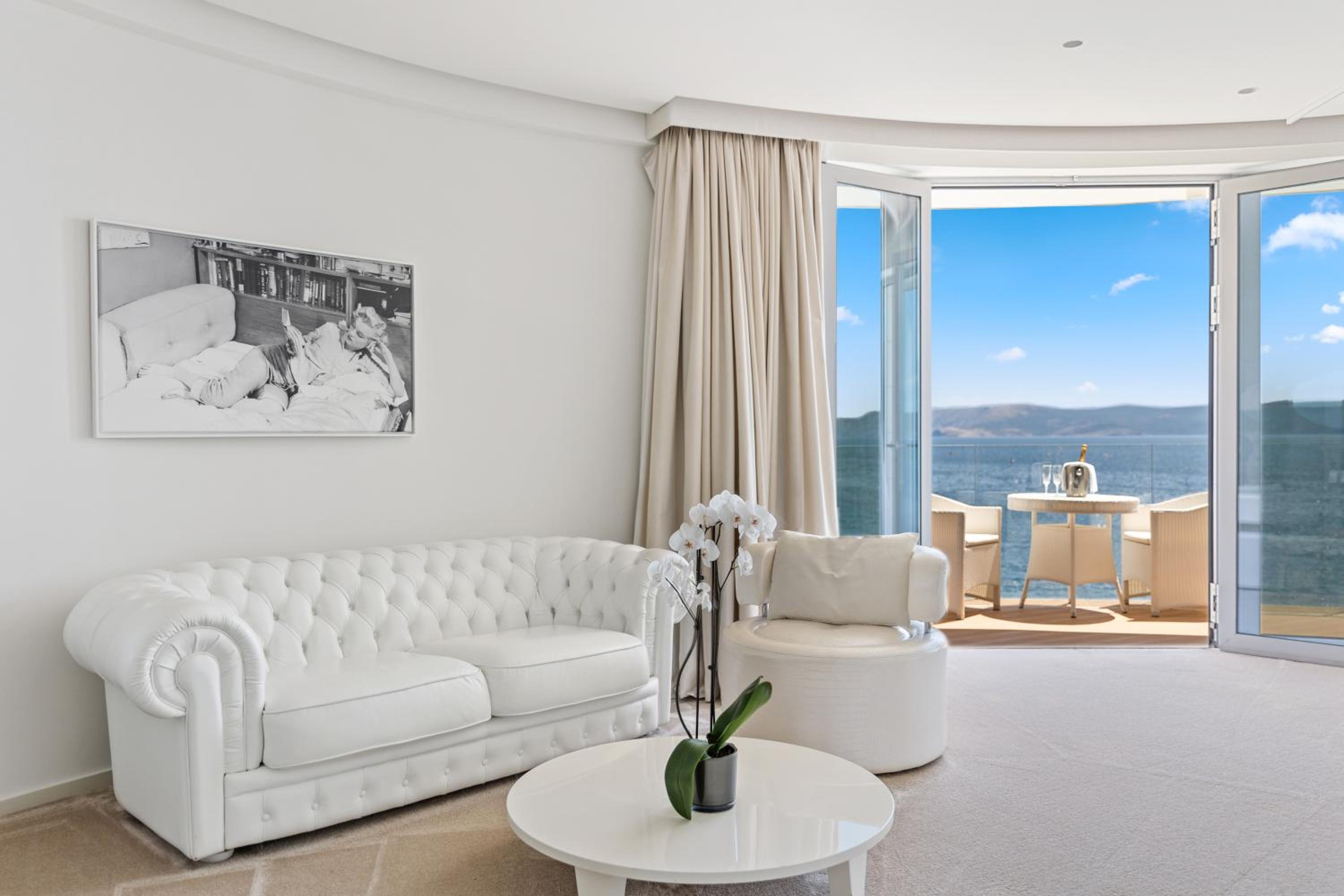 Deluxe Suite with Balcony and Sea View - Photo 7