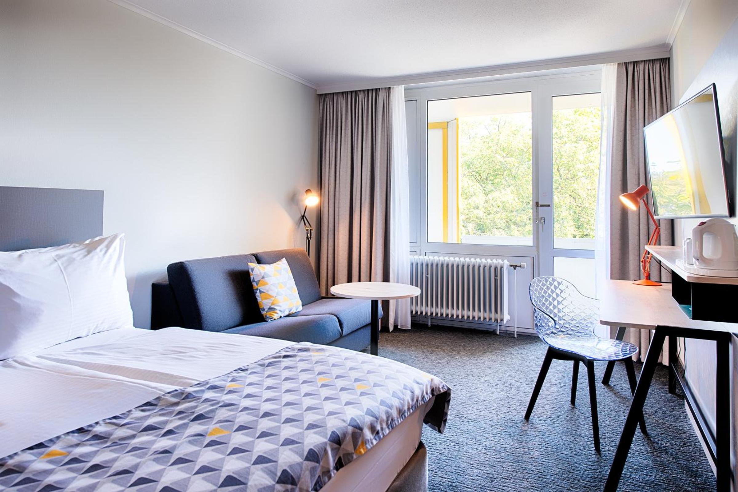 Standard Queen Room with Sofa Bed and Balcony - Photo 10