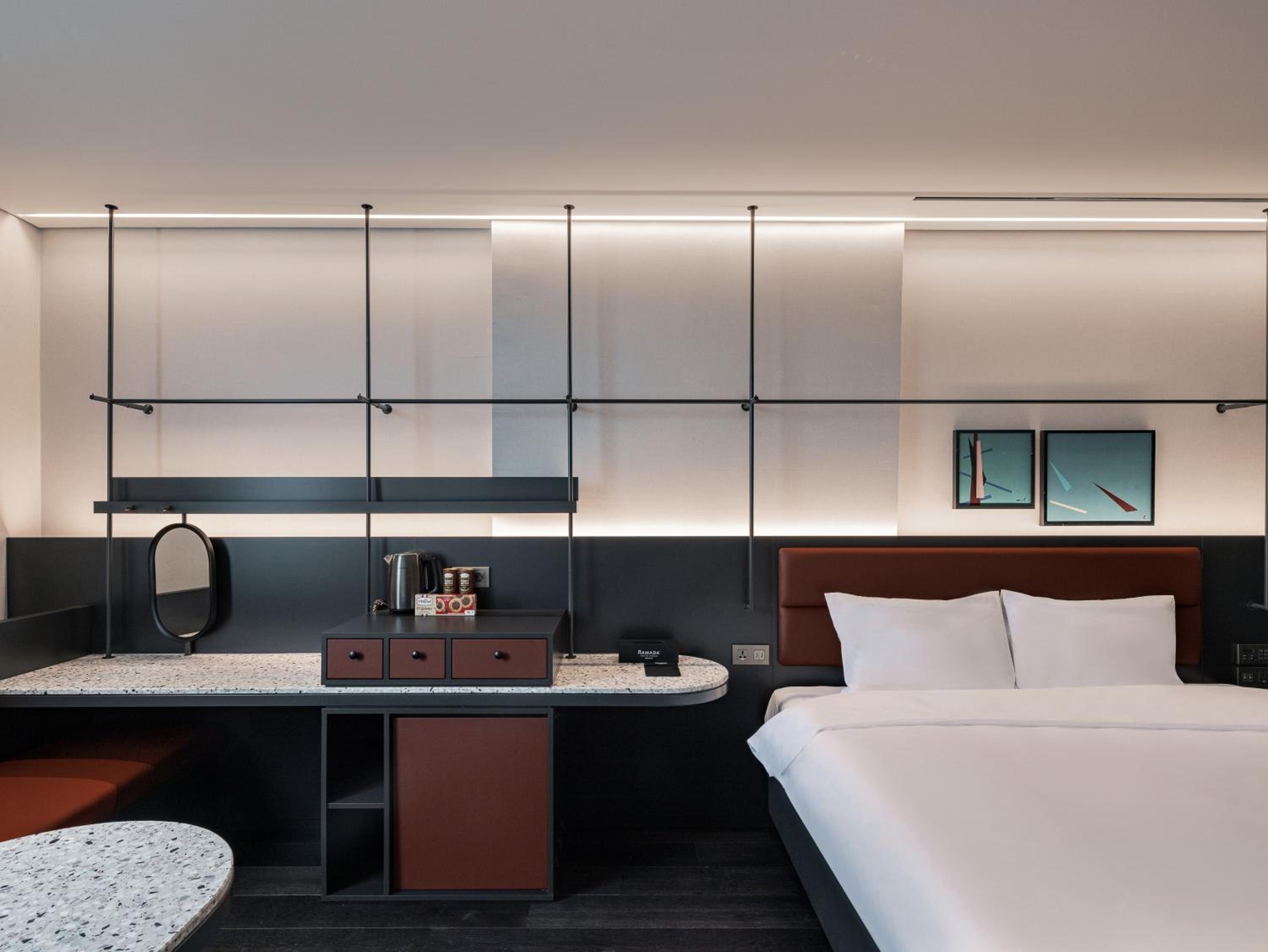 1 King Bed, Deluxe Room Non-Smoking