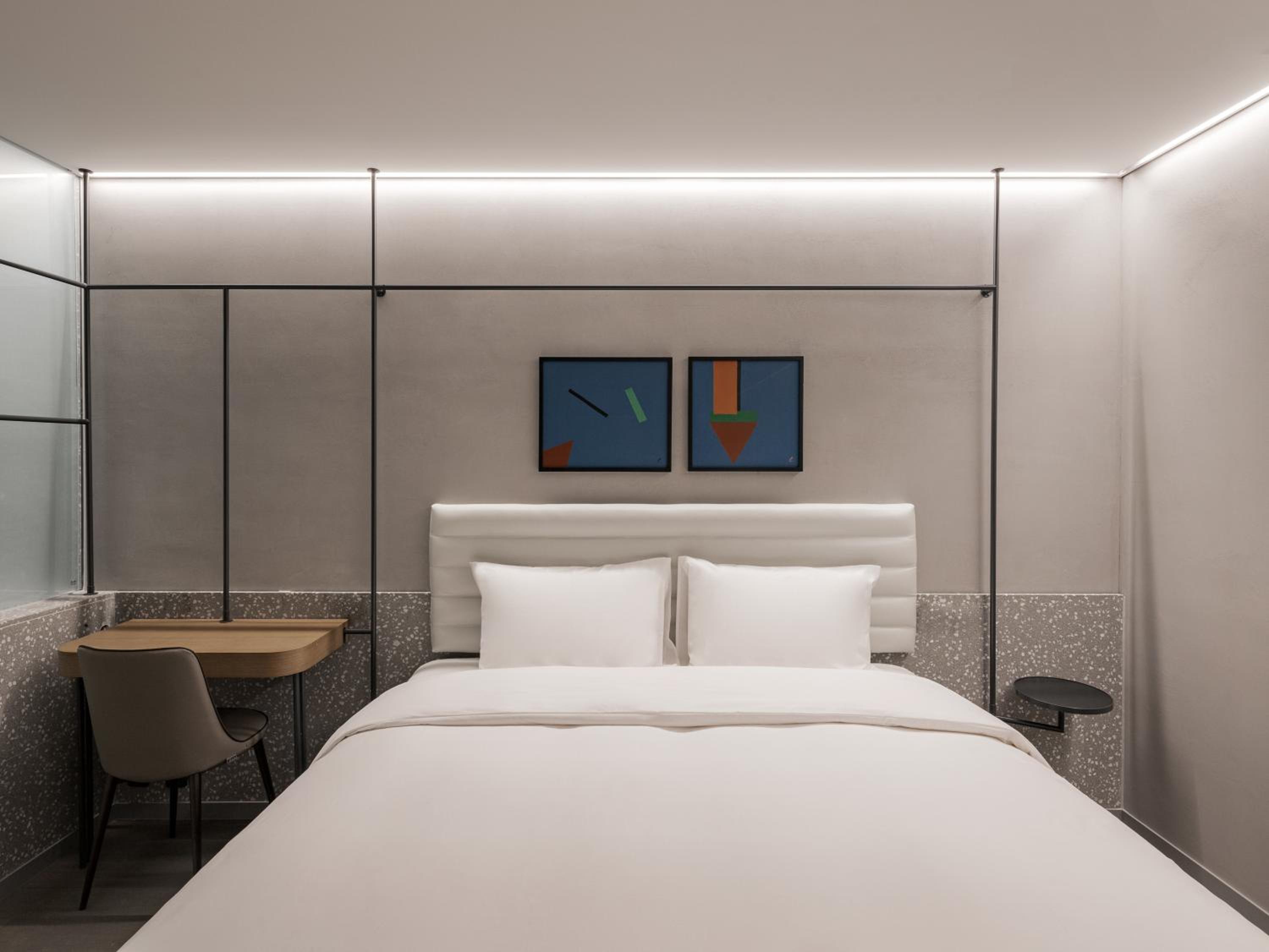 1 King Bed, Artist Suite, Non-Smoking photo 3