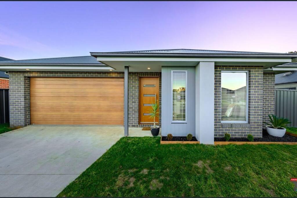 Three-Bedroom House photo 2