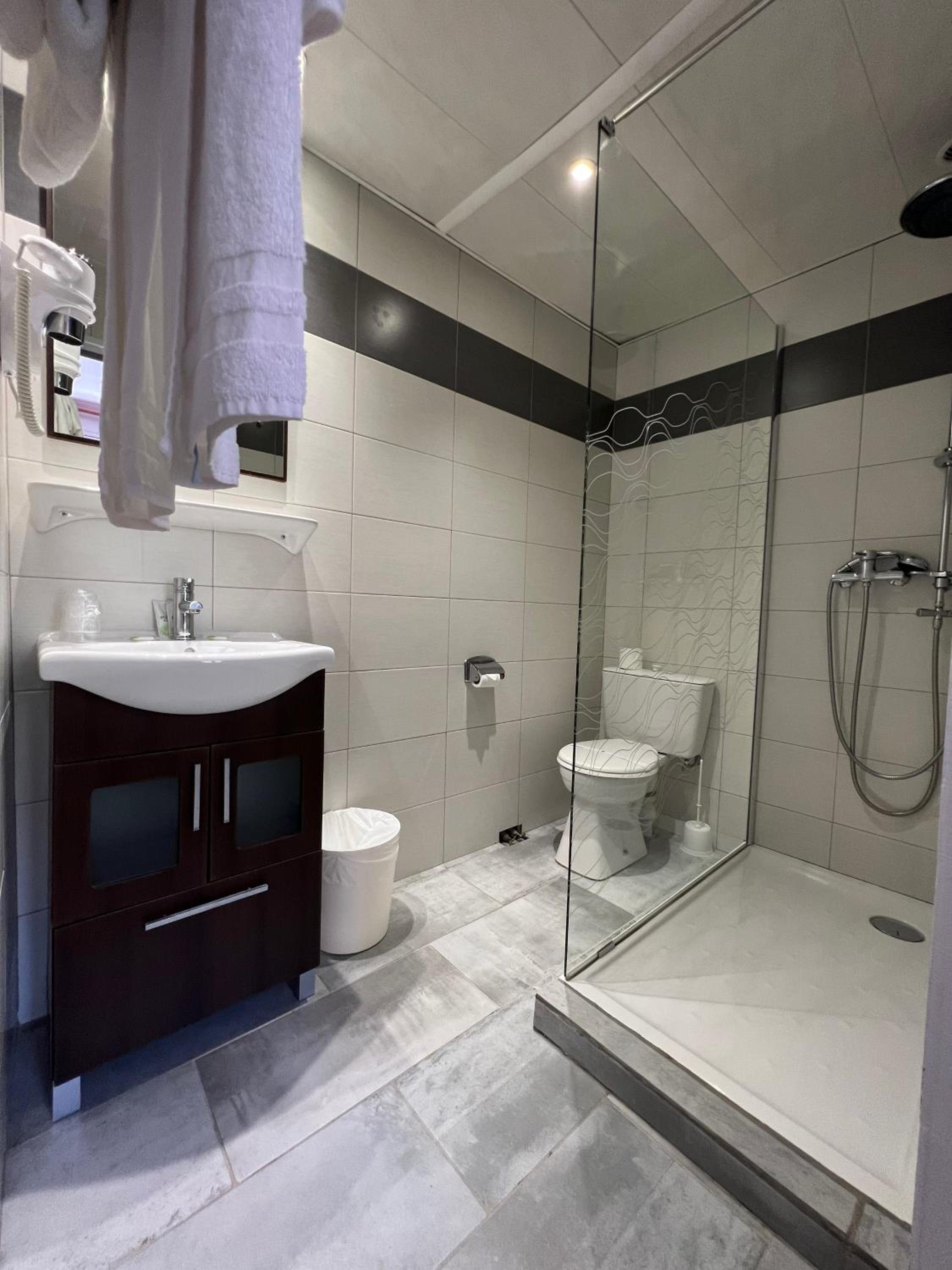 Twin Room - Photo 8