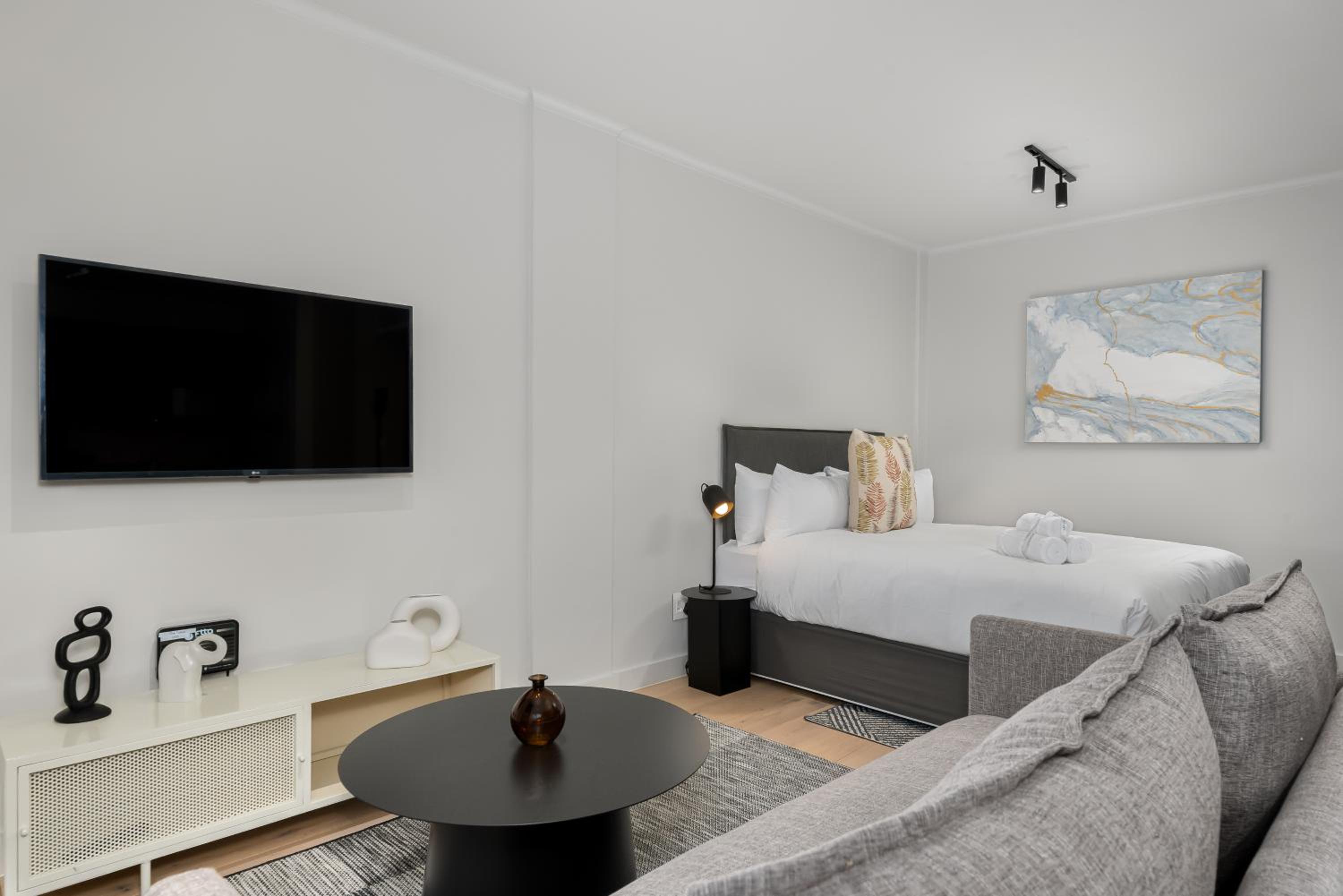 Superior Studio with Balcony - Photo 14