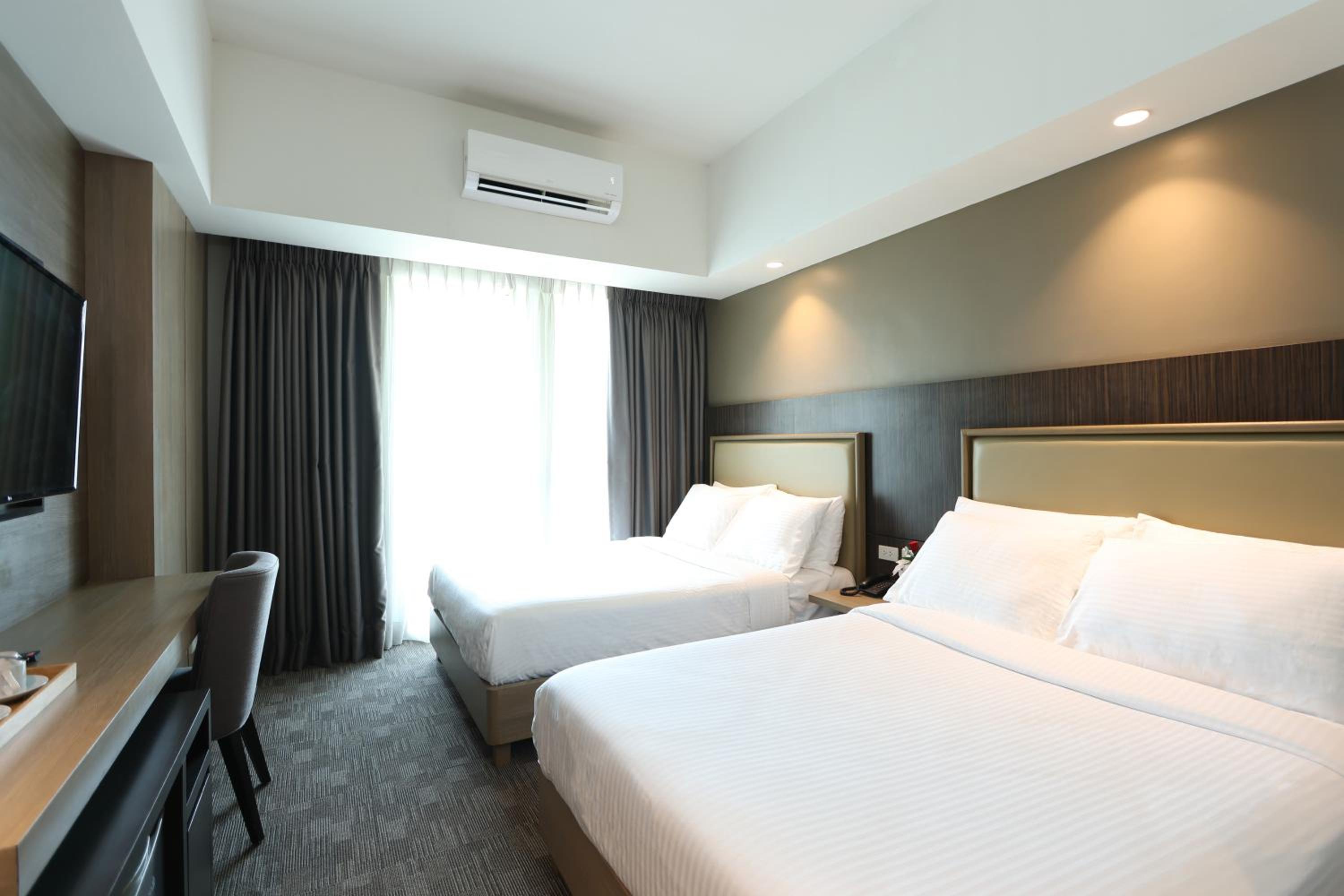 Deluxe Room with Balcony - Photo 4
