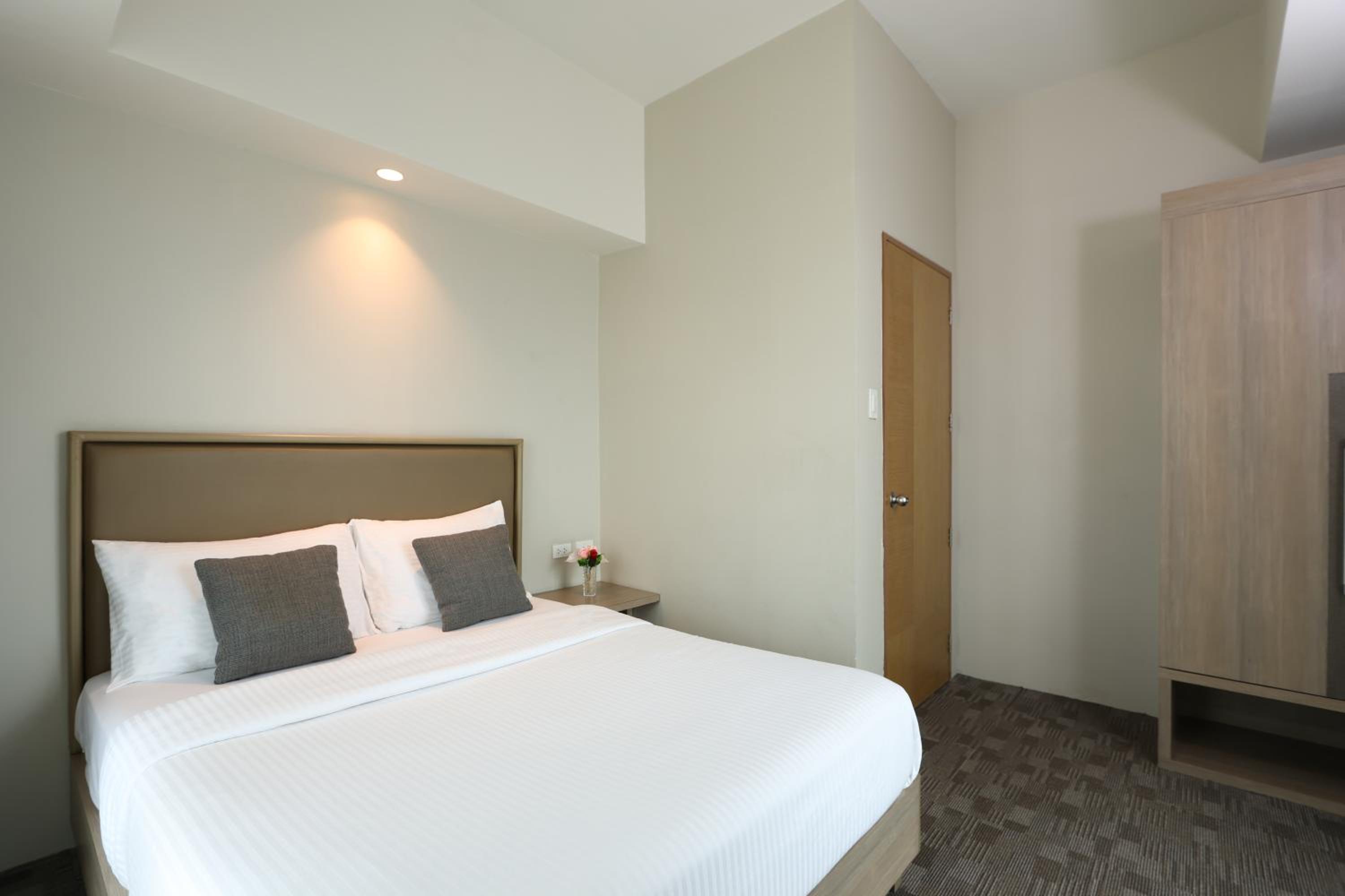 Executive Two Bedroom Suite  - Photo 5