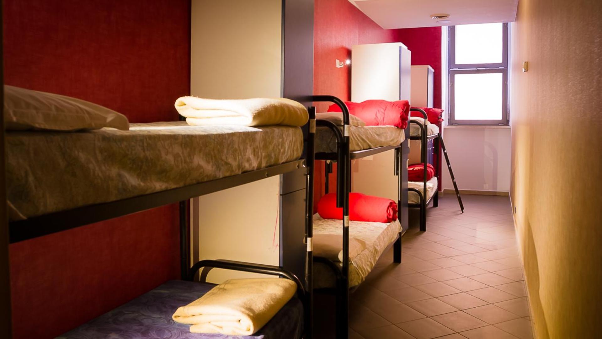 Bed in 8-Bed Mixed Dormitory Room photo 1