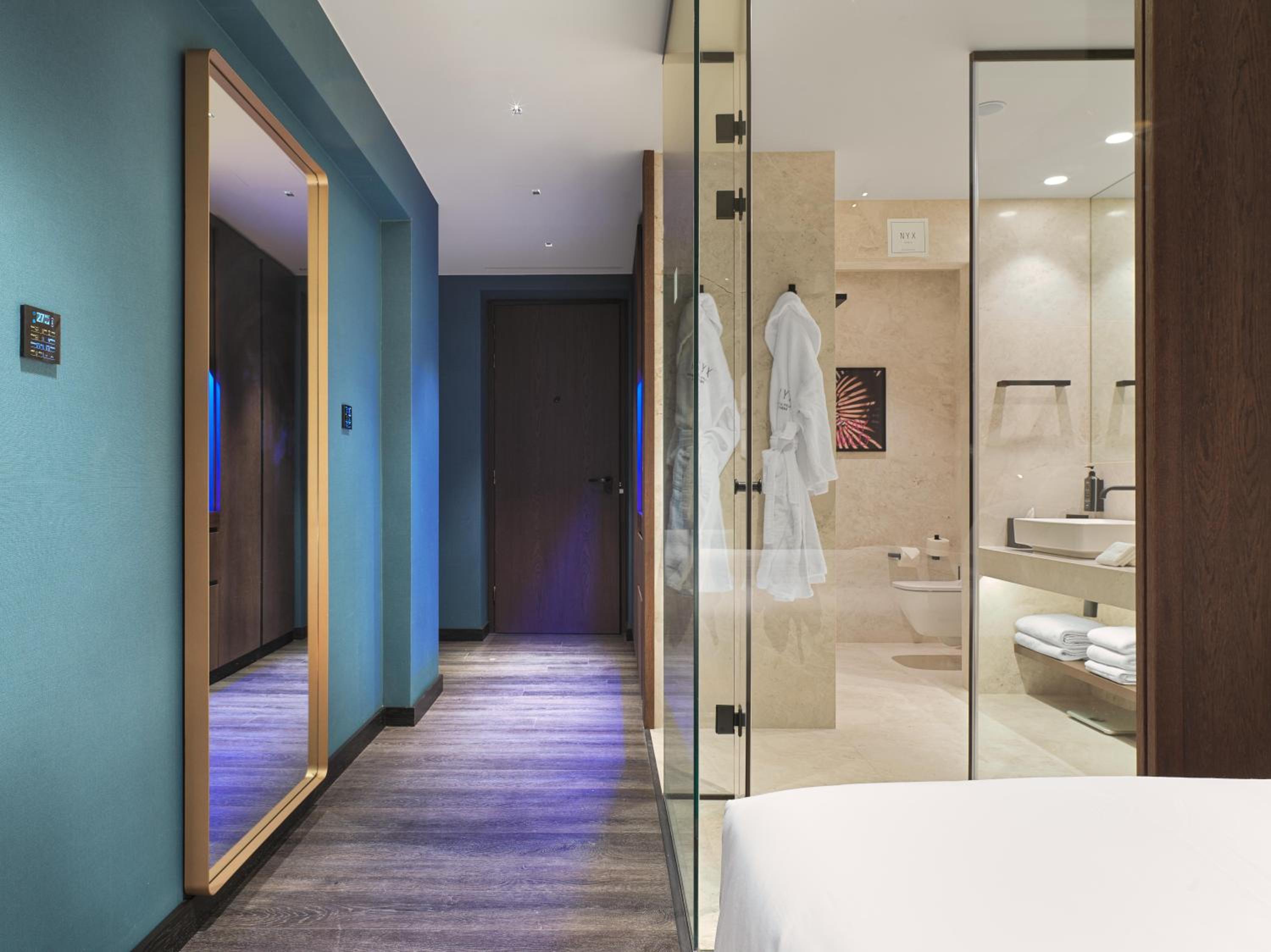 Executive Room with Lounge Access thumbnail 5