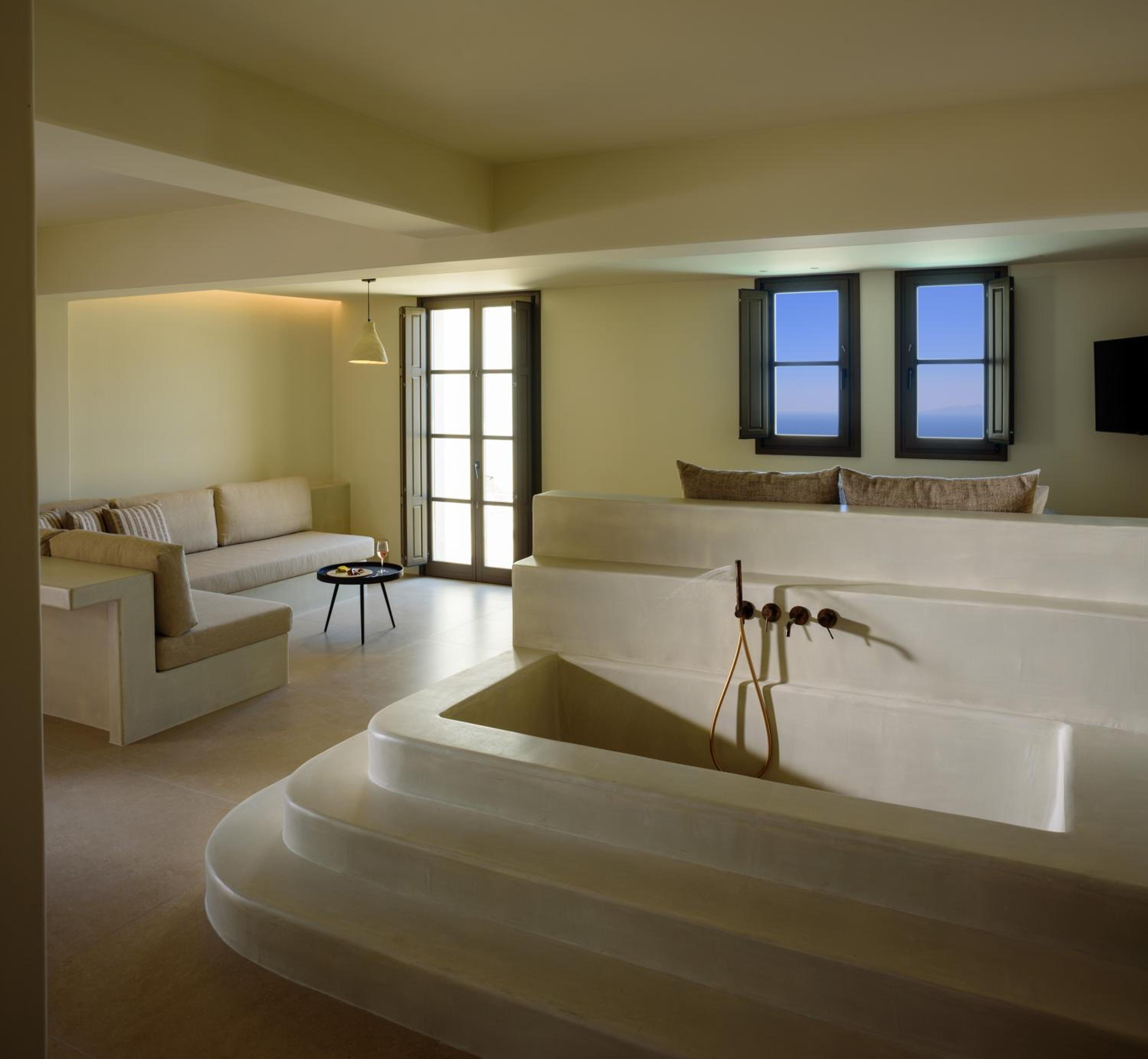 Superior Suite with Heated Jacuzzi and Sea View - Photo 1