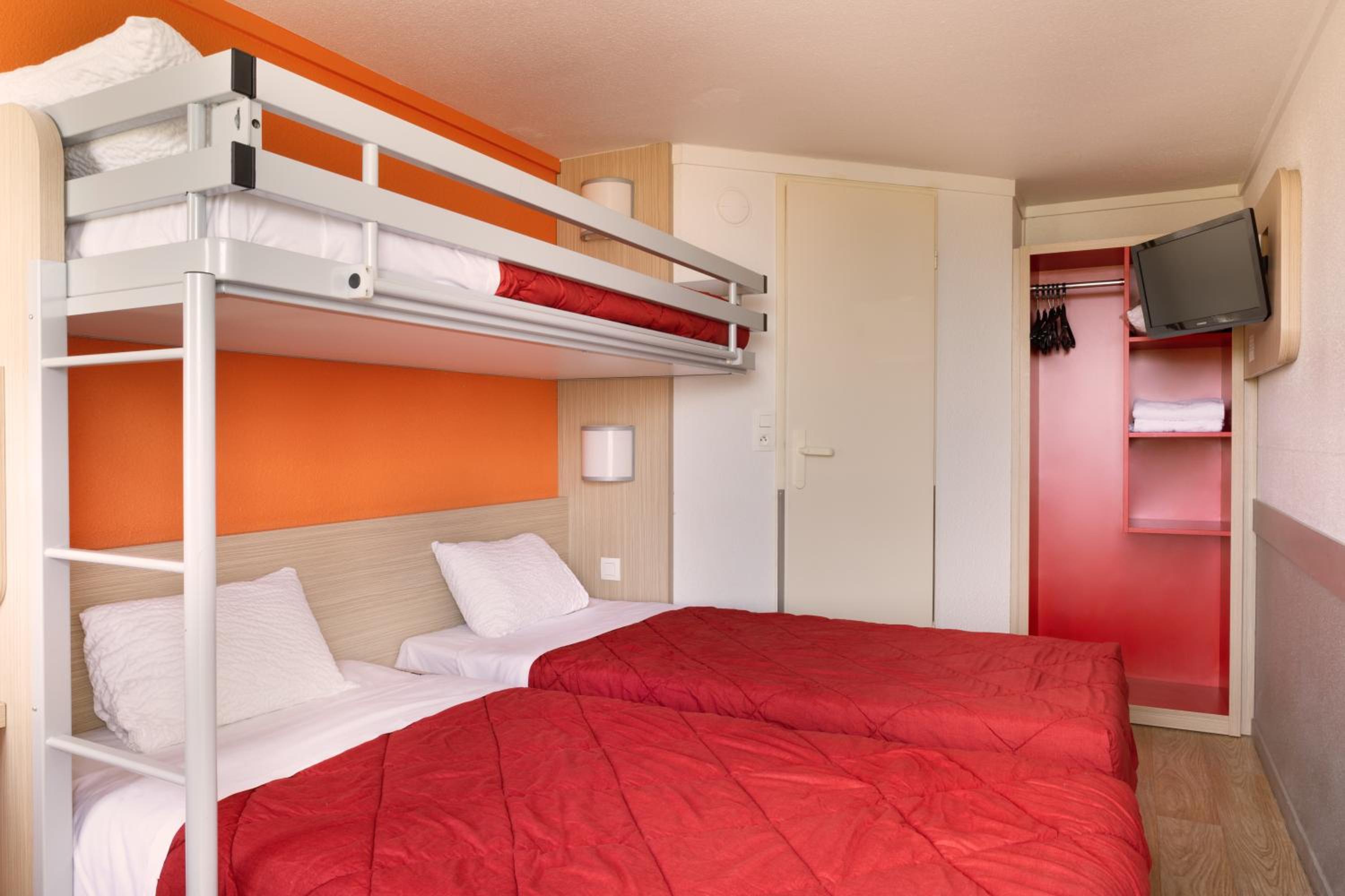 Triple Room (2 Single Beds + 1 Bunk Bed)     - Photo 1