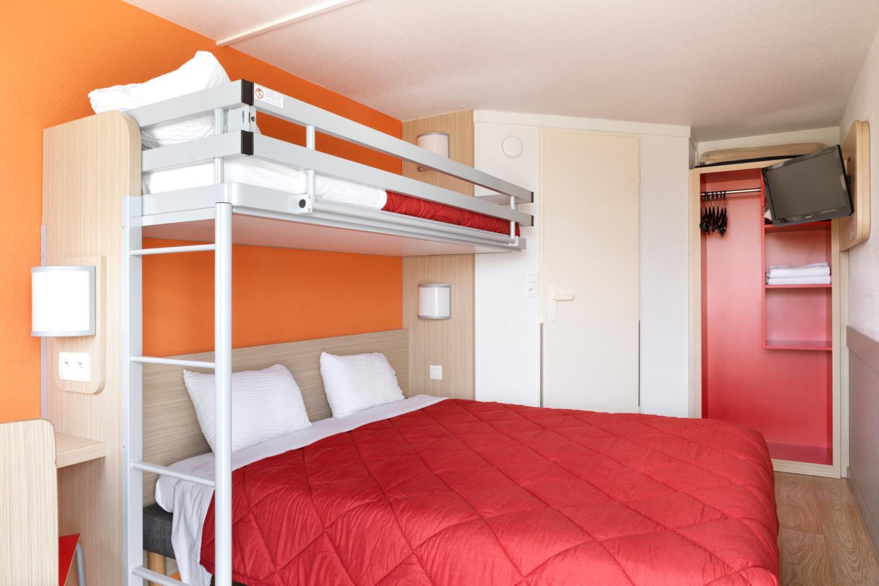 Triple Room (1 Double Bed + 1 Bunk Bed) - Photo 3