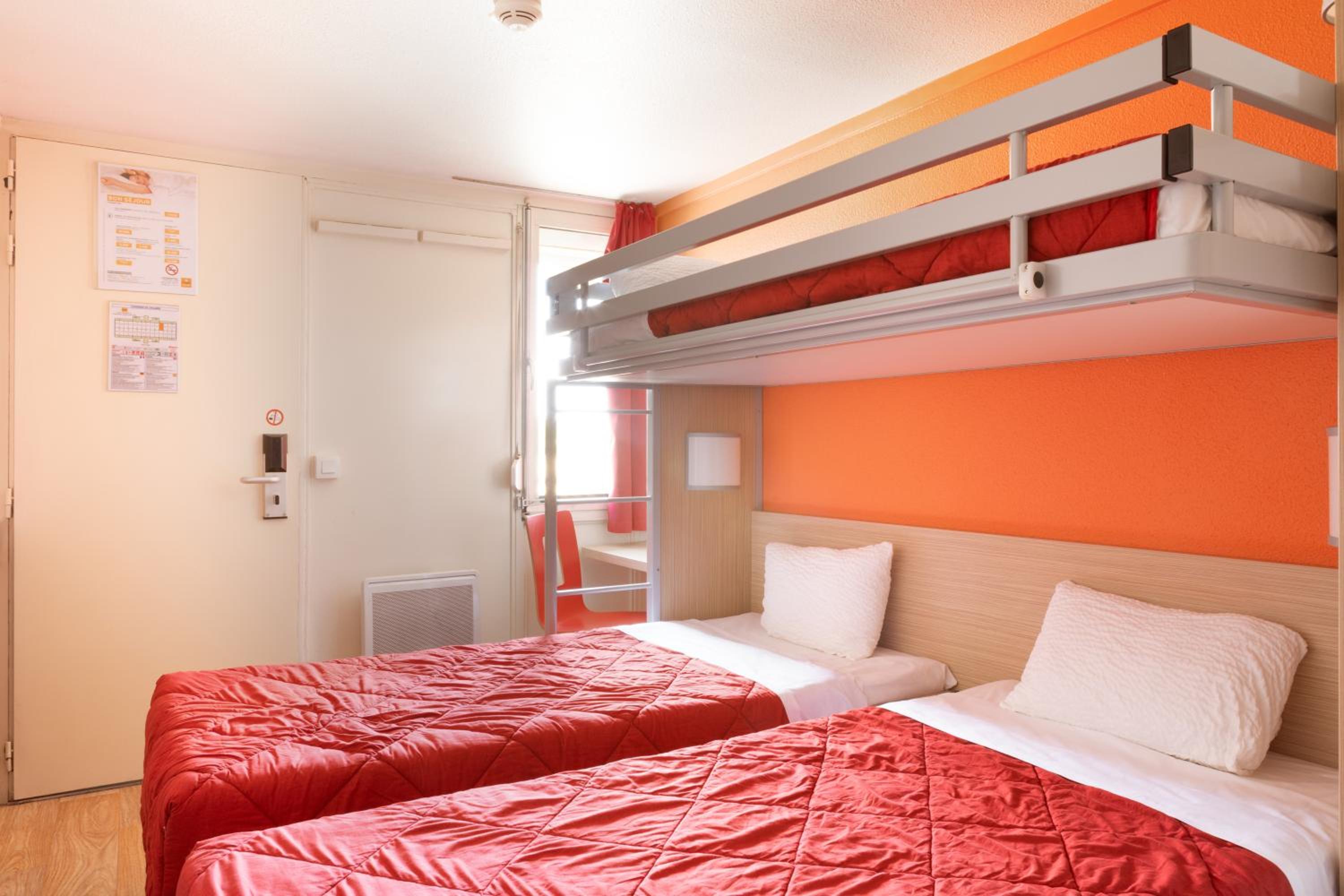 Triple Room (2 Single Beds + 1 Bunk Bed)     - Photo 6