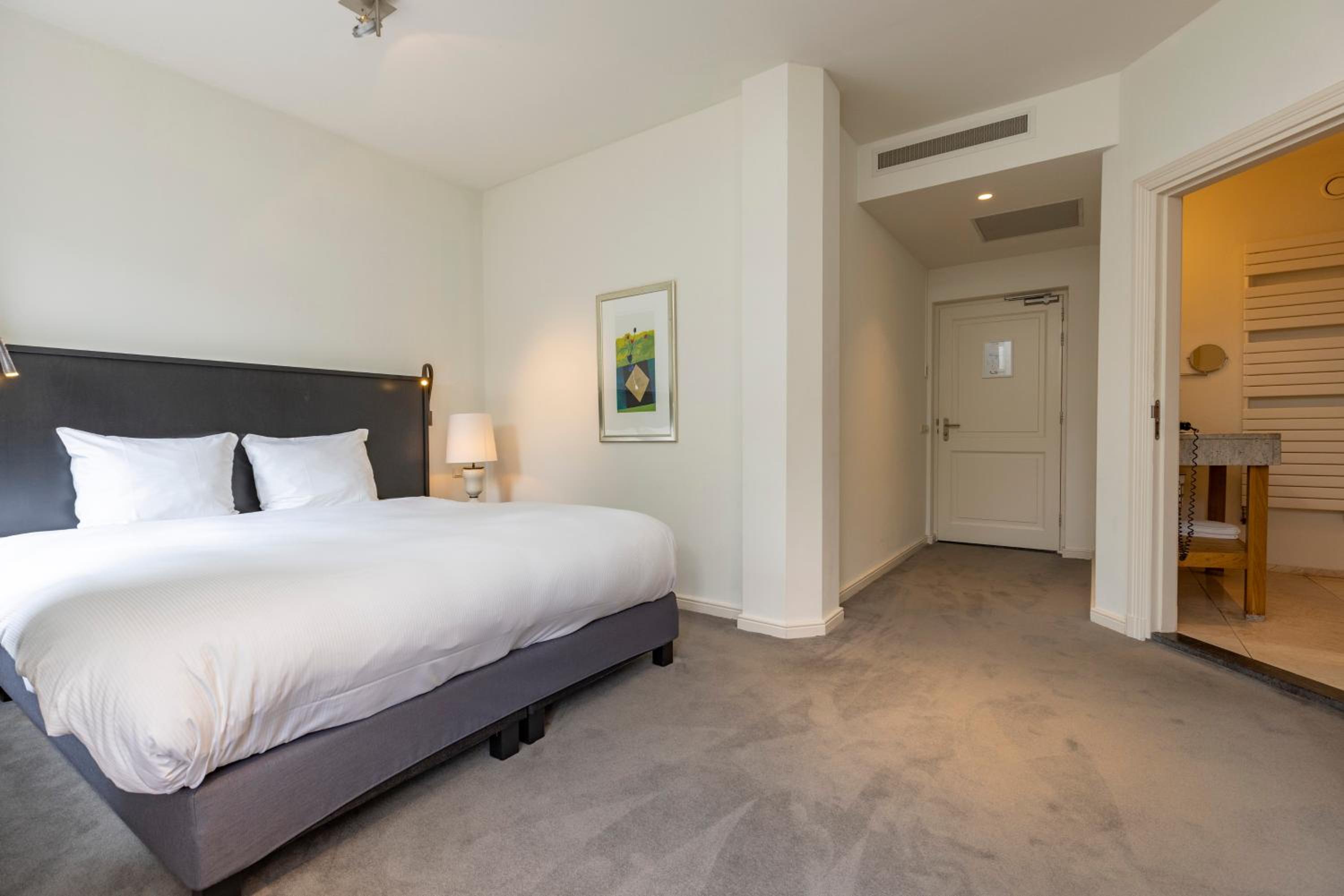 Deluxe Double Room with Balcony - Photo 4