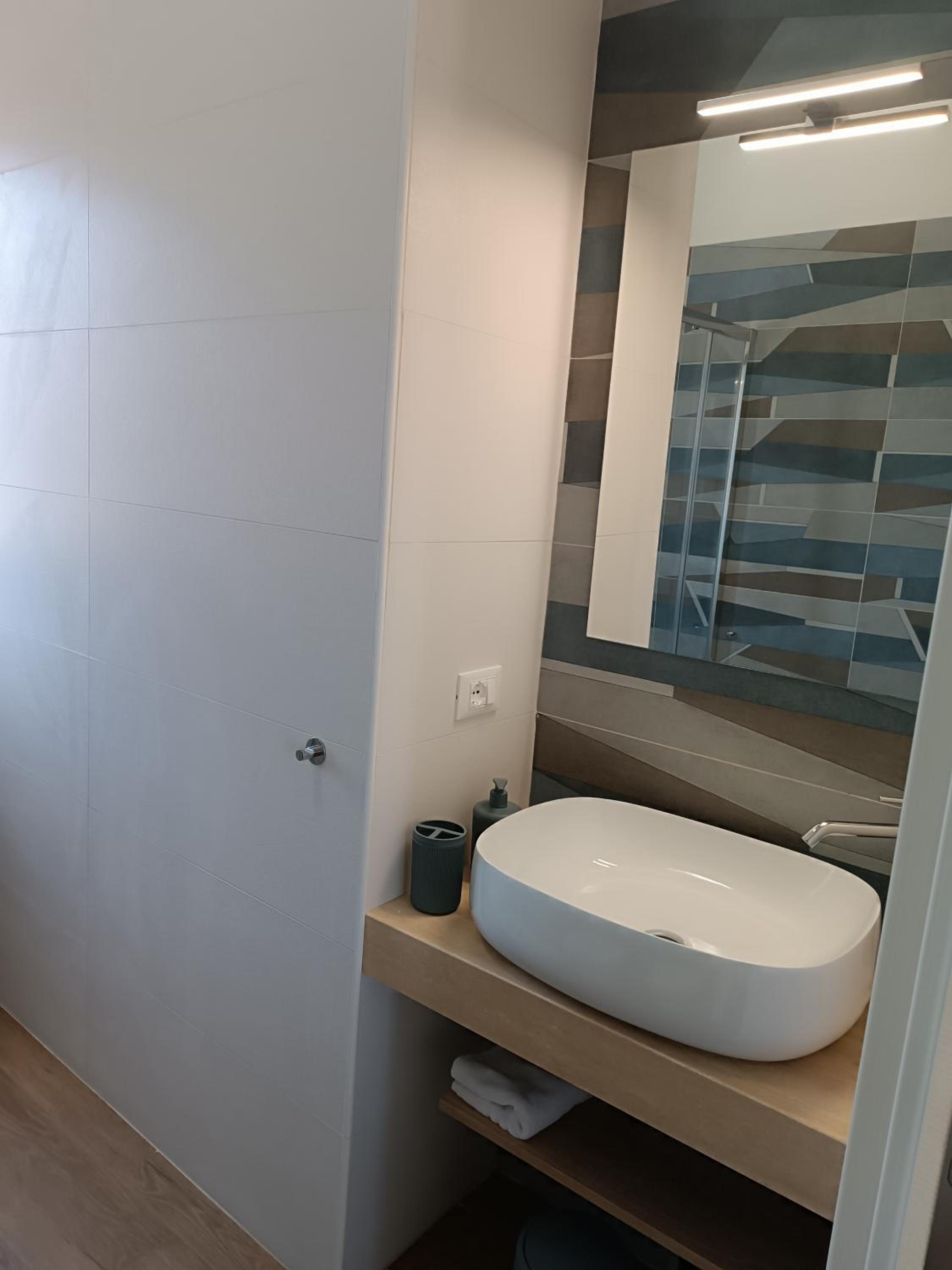 Double Room - Photo 8
