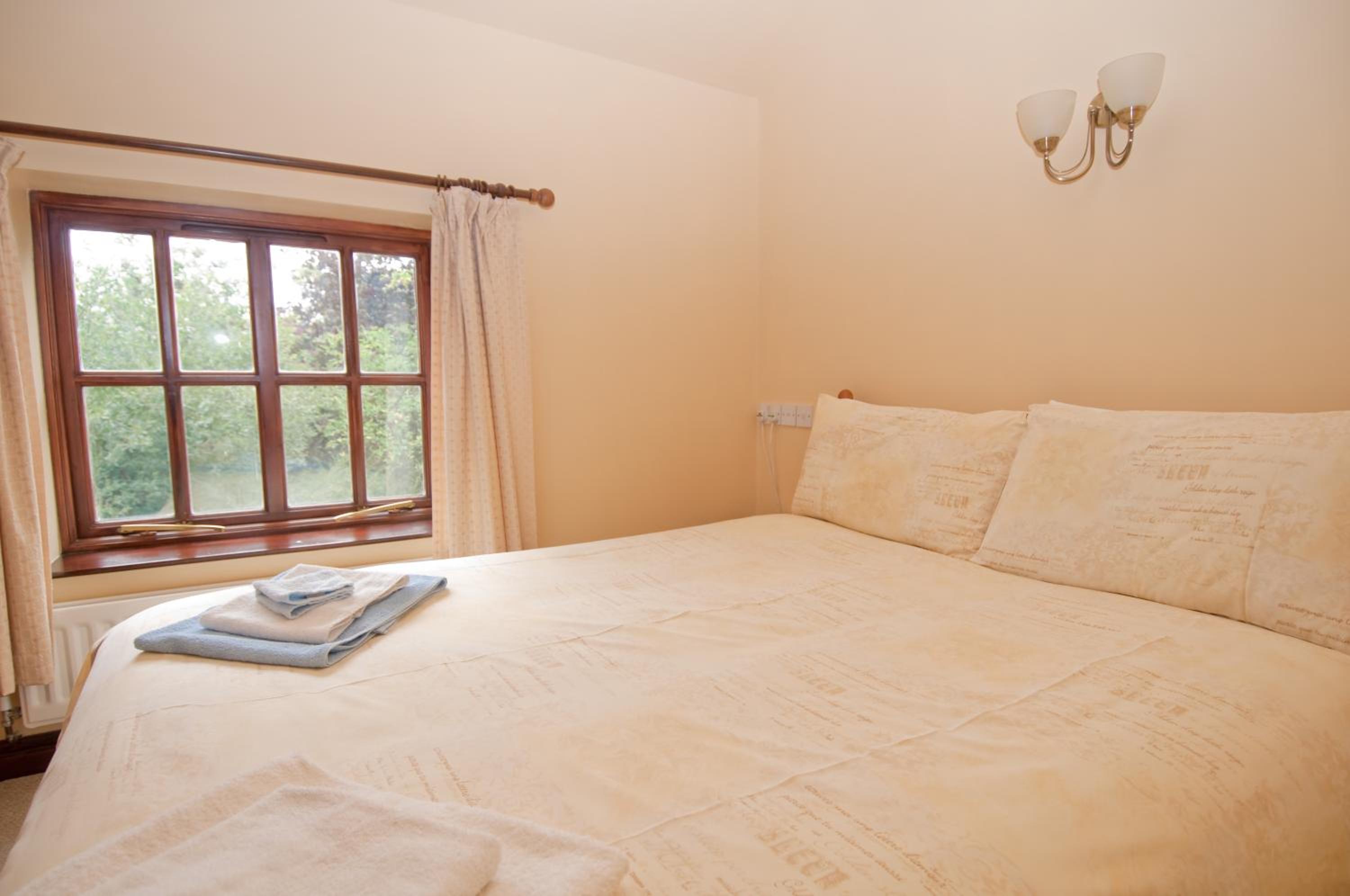 Double Room with Bathroom - Photo 2