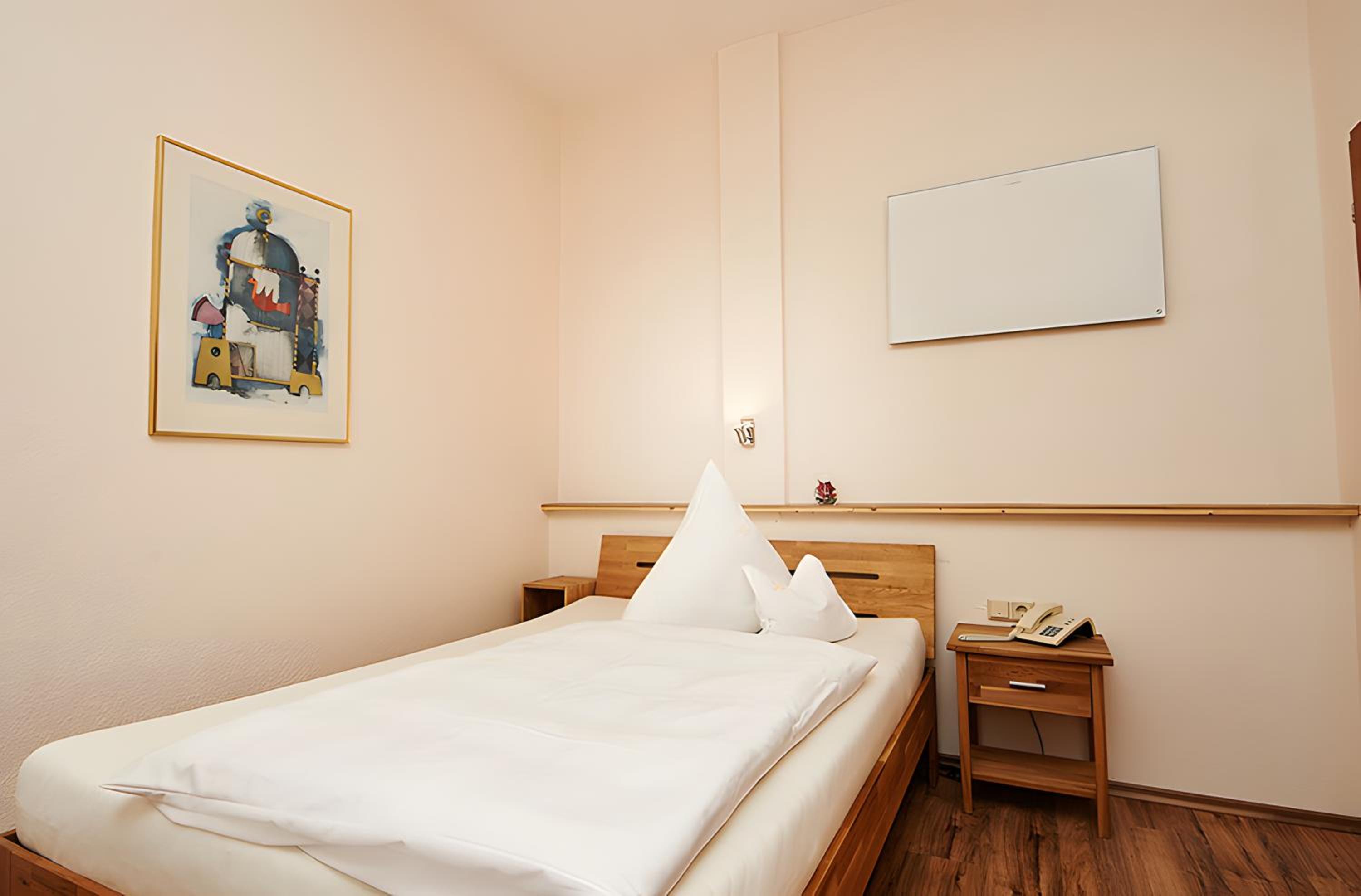 Single Room with Private Bathroom photo 1