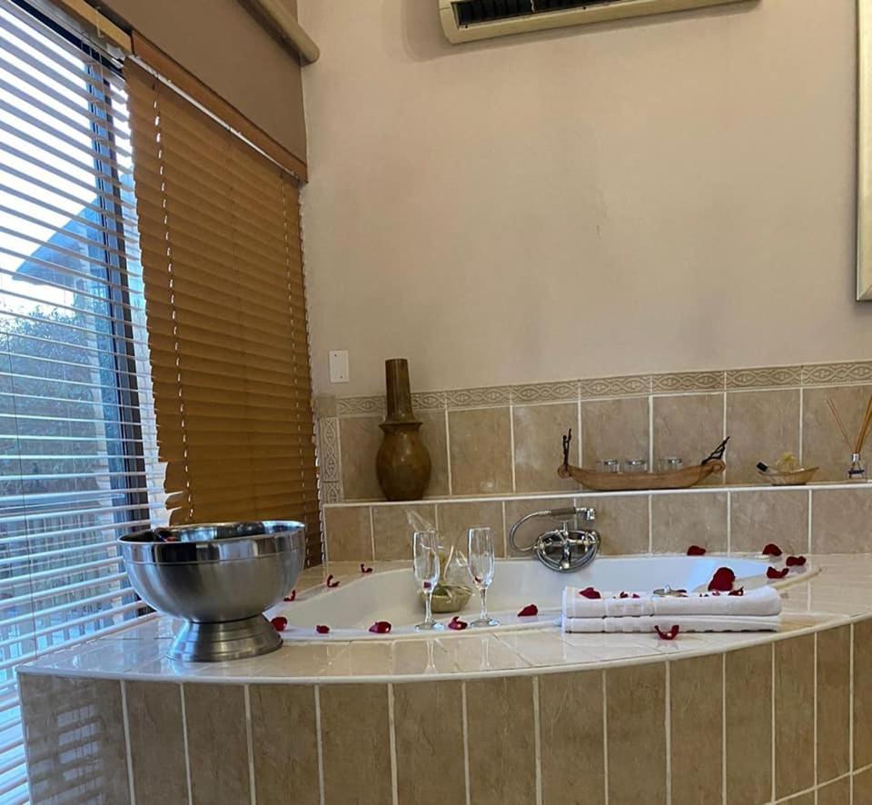 Honeymoon Suite photo 3