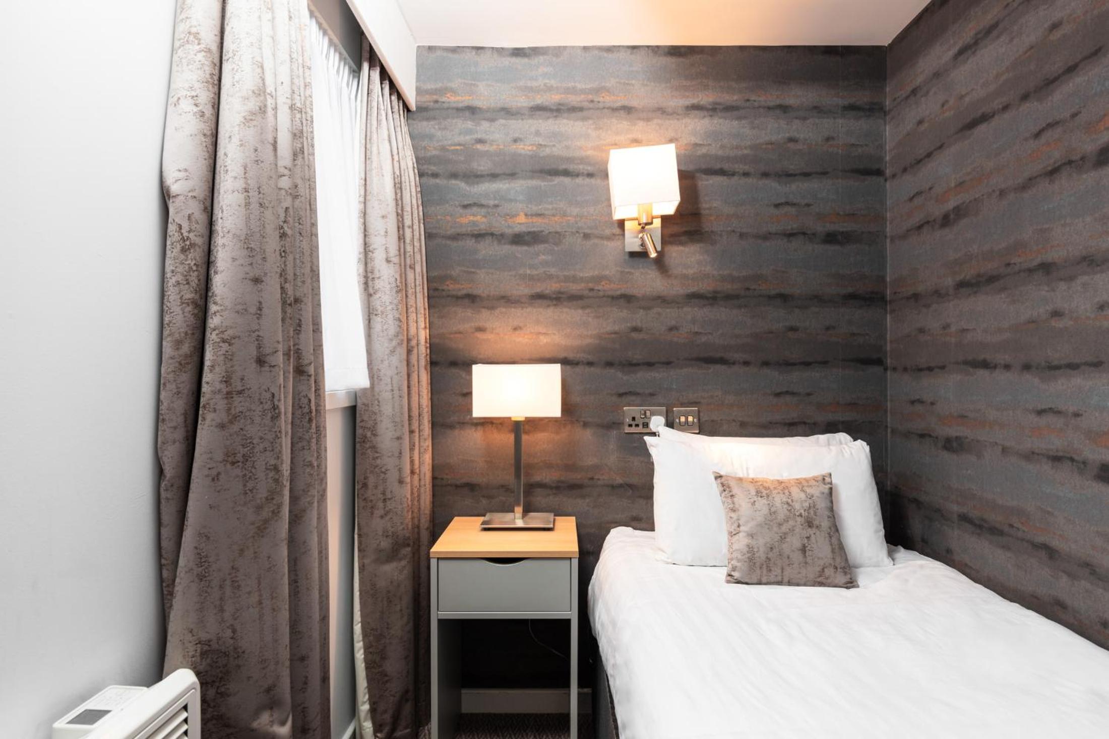 Twin Room - Disability Access - Photo 3