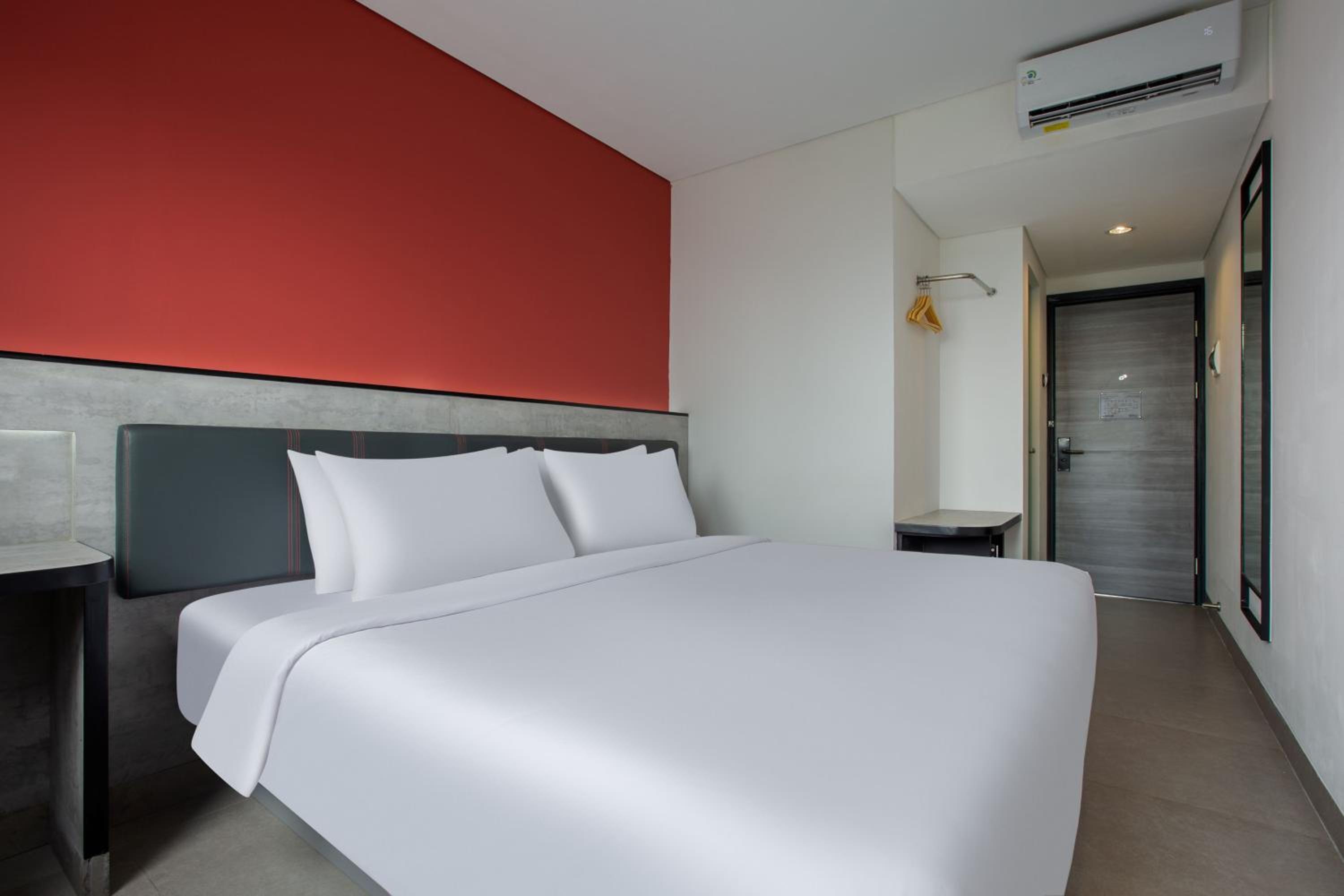 Smart Hollywood Room - Photo 6