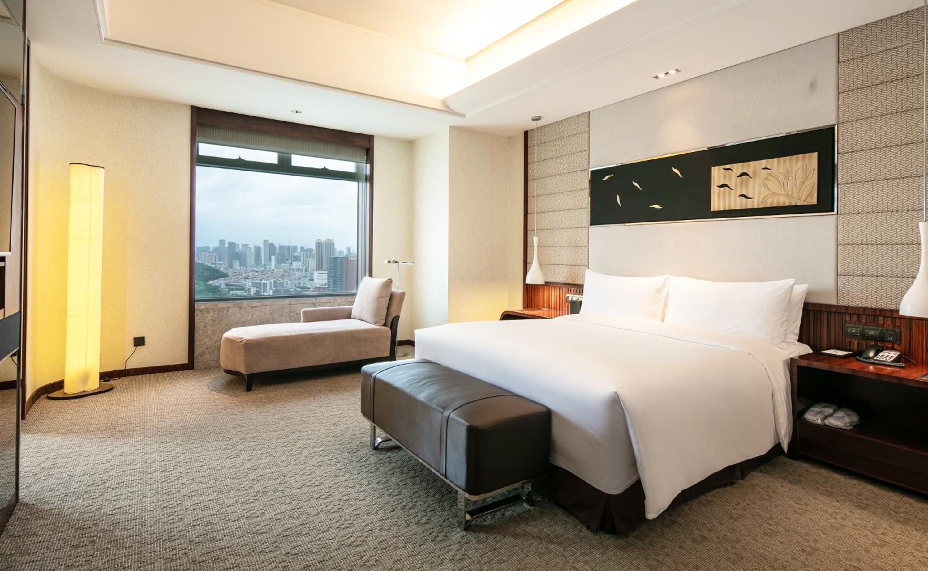 One-Bedroom Suite with Dining Area - Photo 4