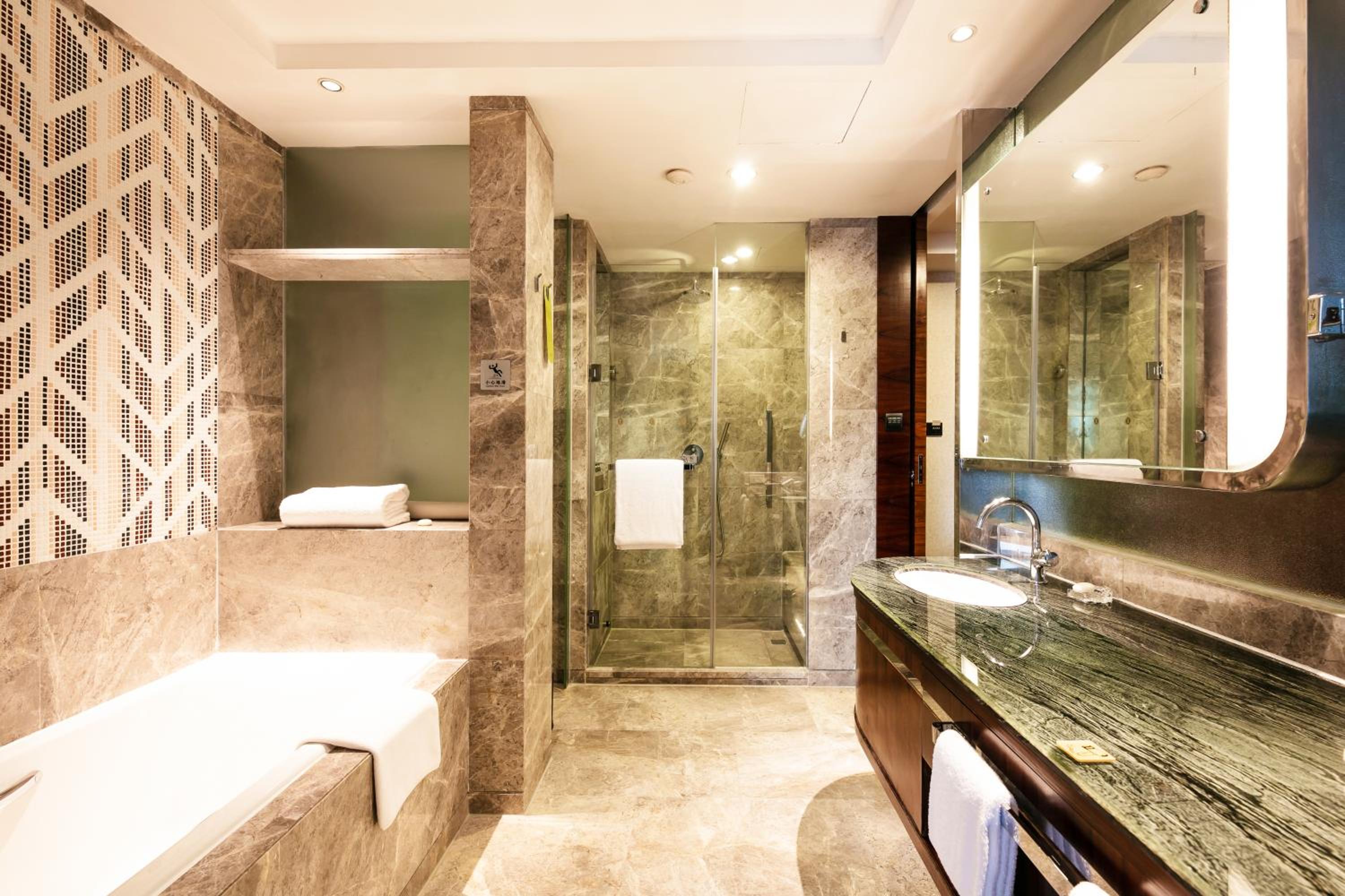 Junior King Suite - Photo 2
