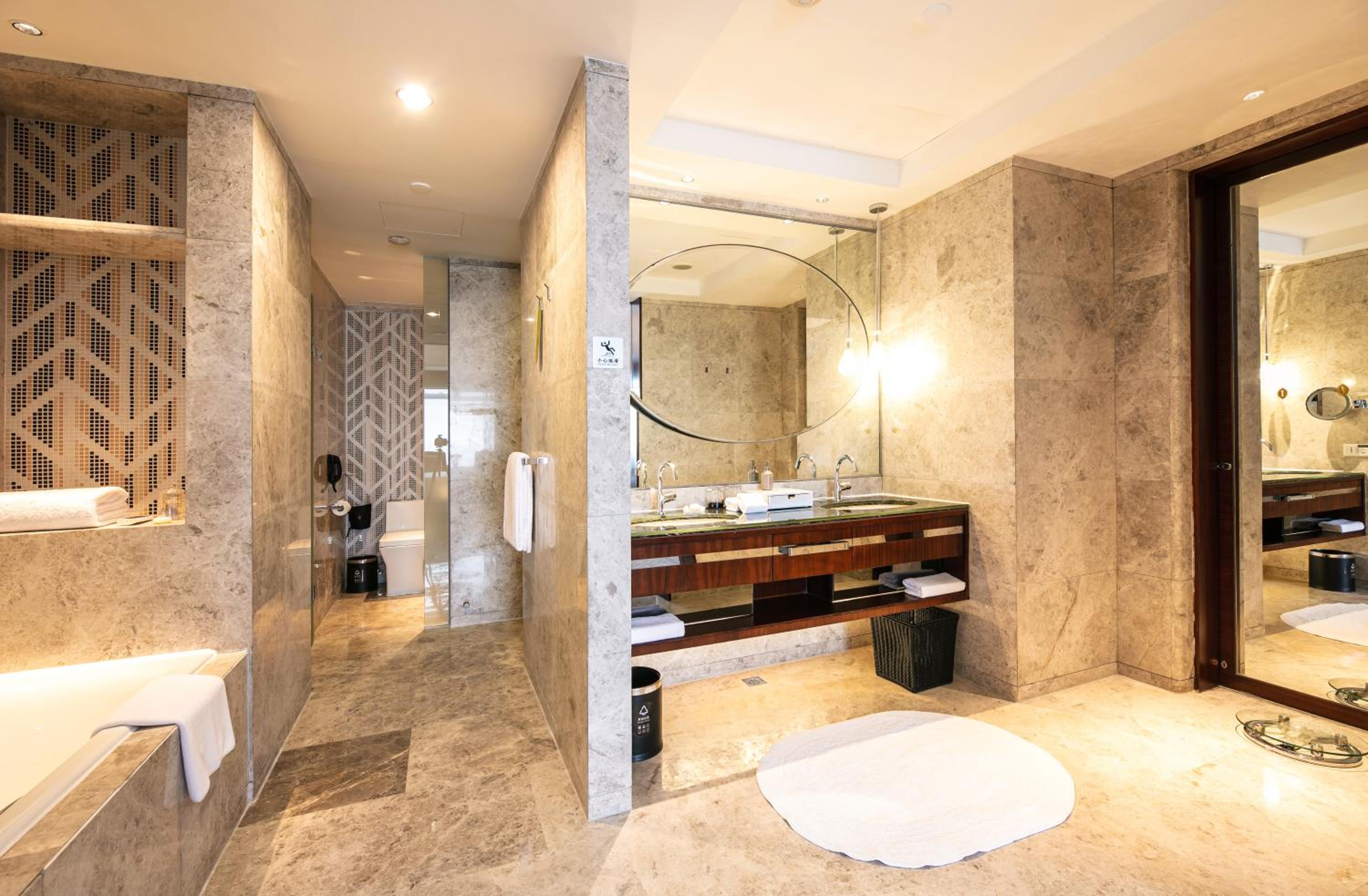 One-Bedroom King Suite with Lake View - Photo 3