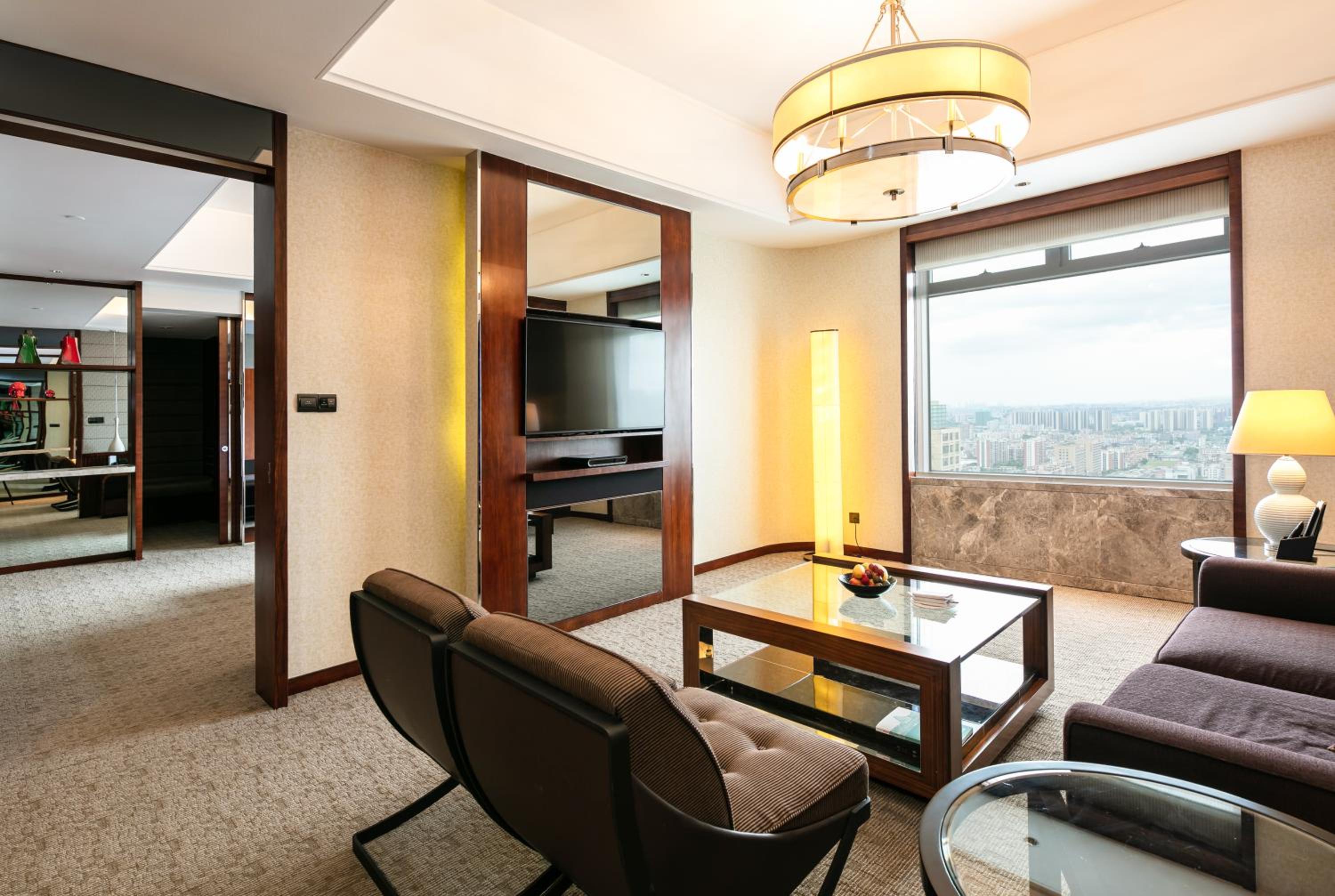 One-Bedroom King Suite with Lake View - Photo 5