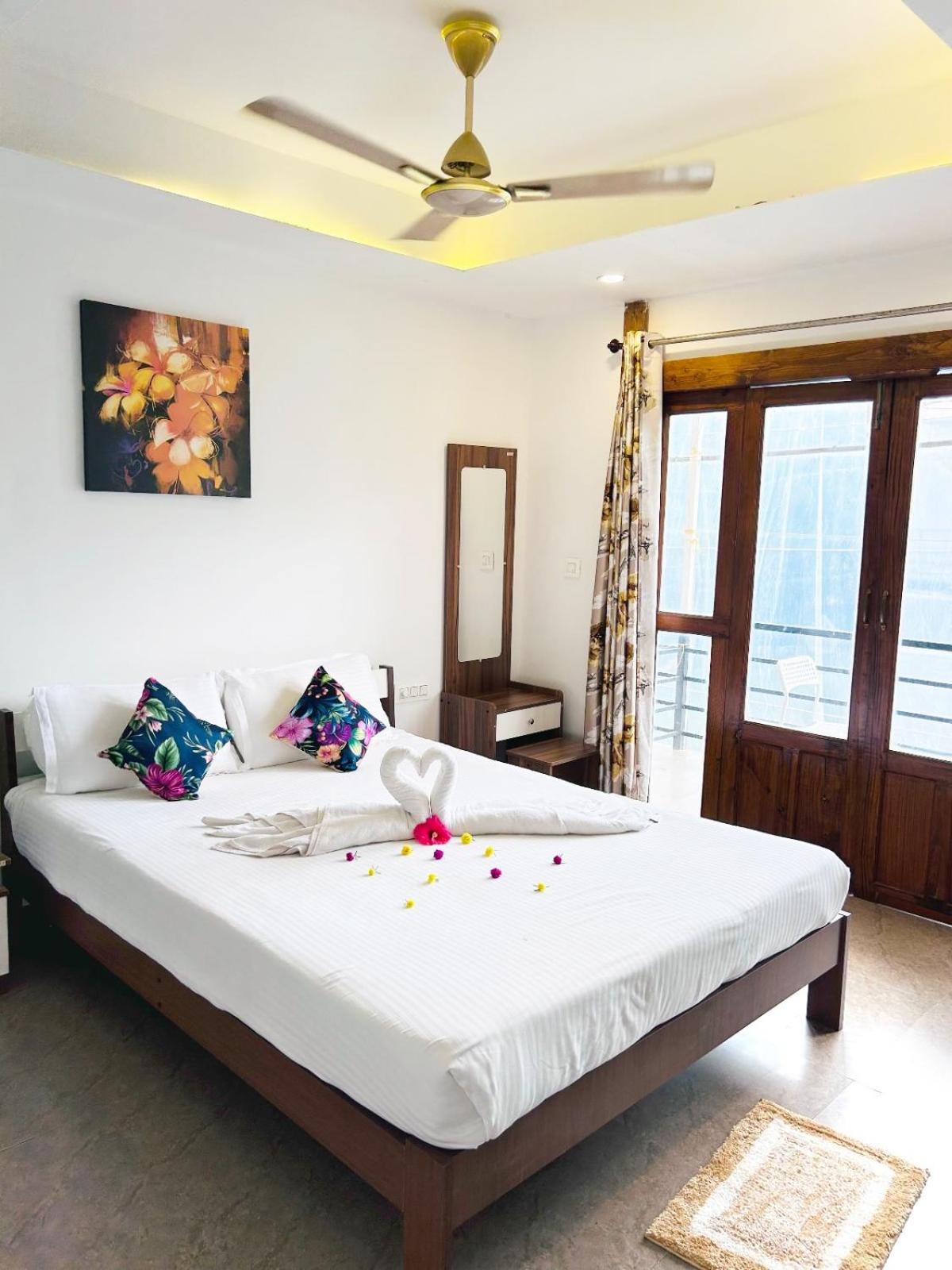 Queen Room with Pool View