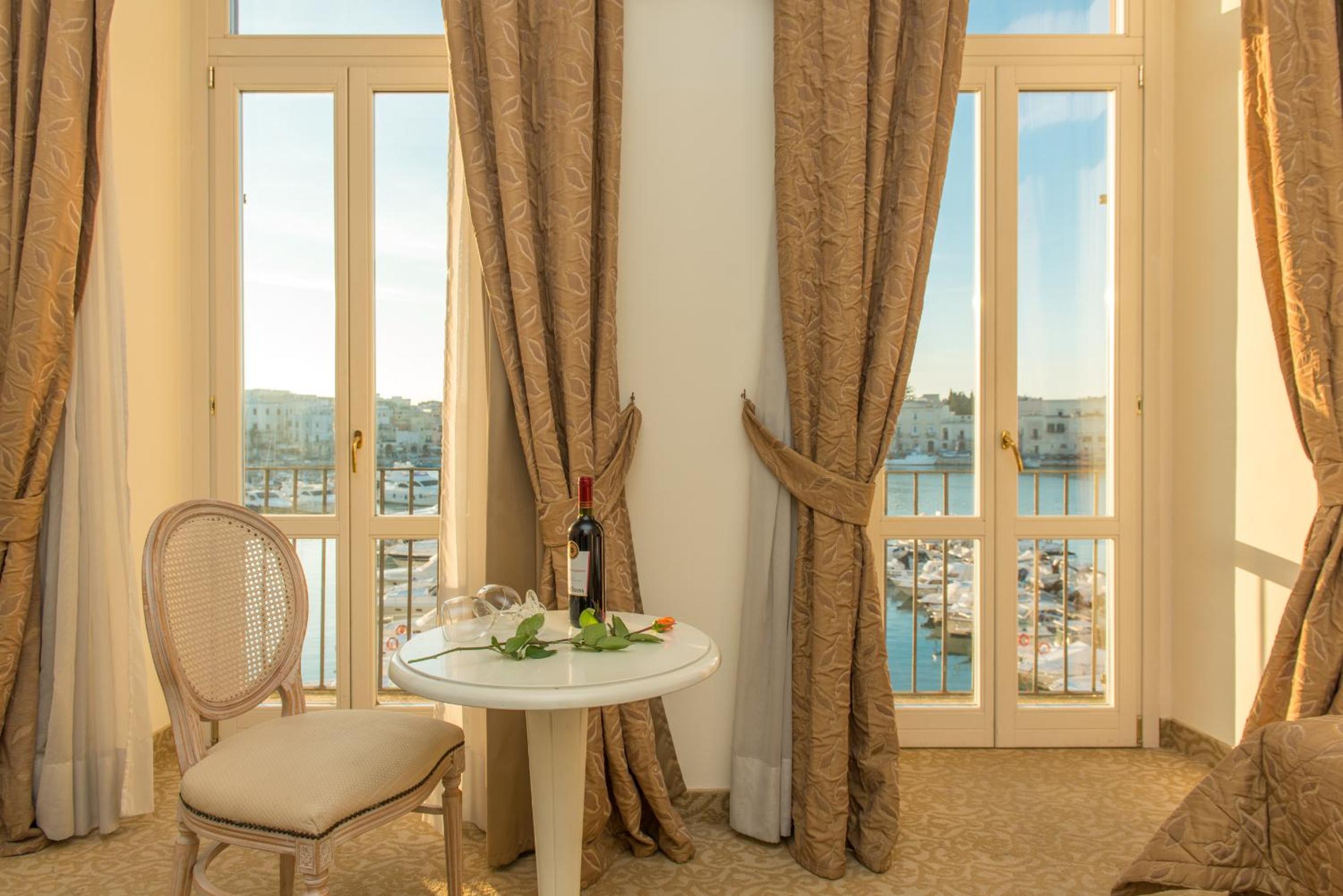 Deluxe Double Room with Balcony and Sea View - Photo 4