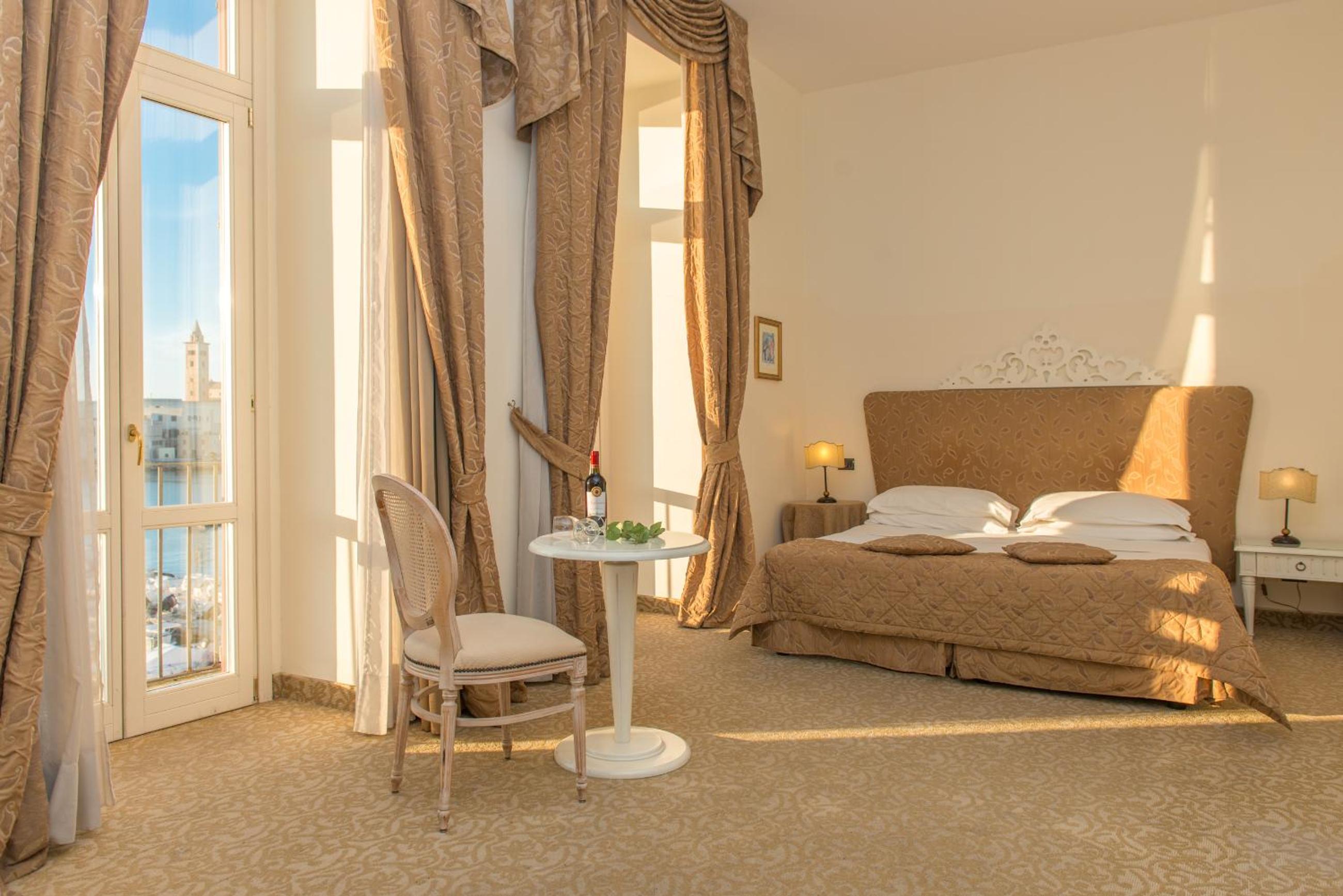 Deluxe Double Room with Balcony and Sea View - Photo 3