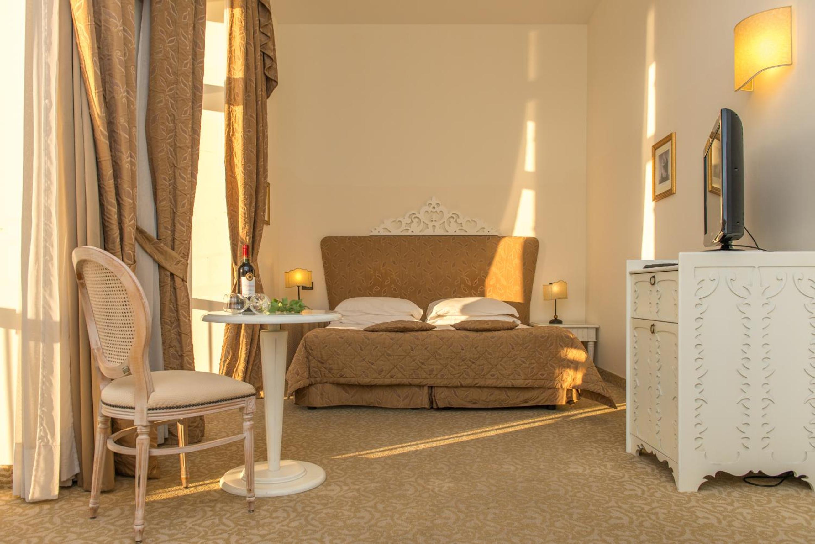 Deluxe Double Room with Balcony and Sea View - Photo 1