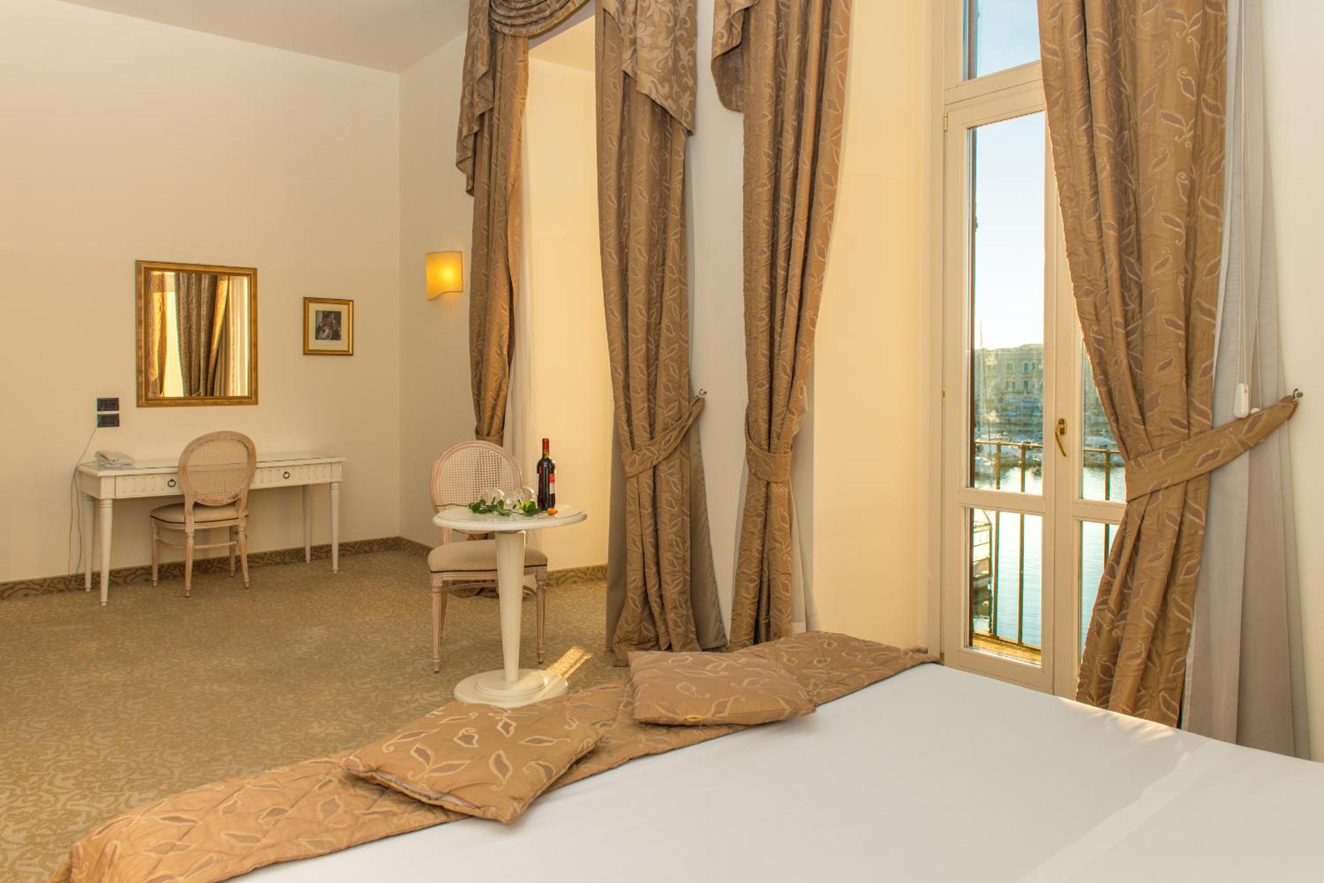 Deluxe Double Room with Balcony and Sea View - Photo 2