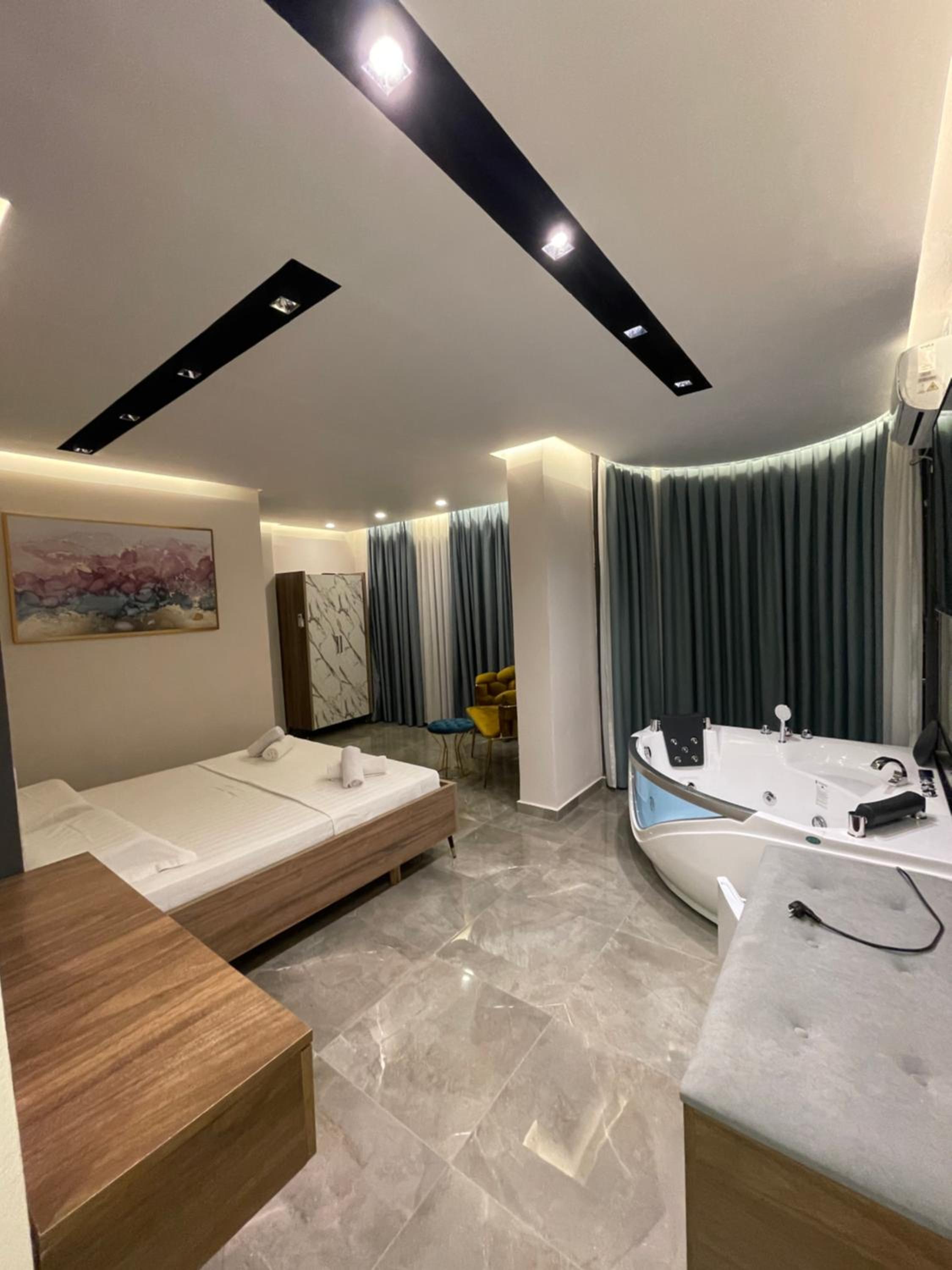 Deluxe Suite with Spa Bath