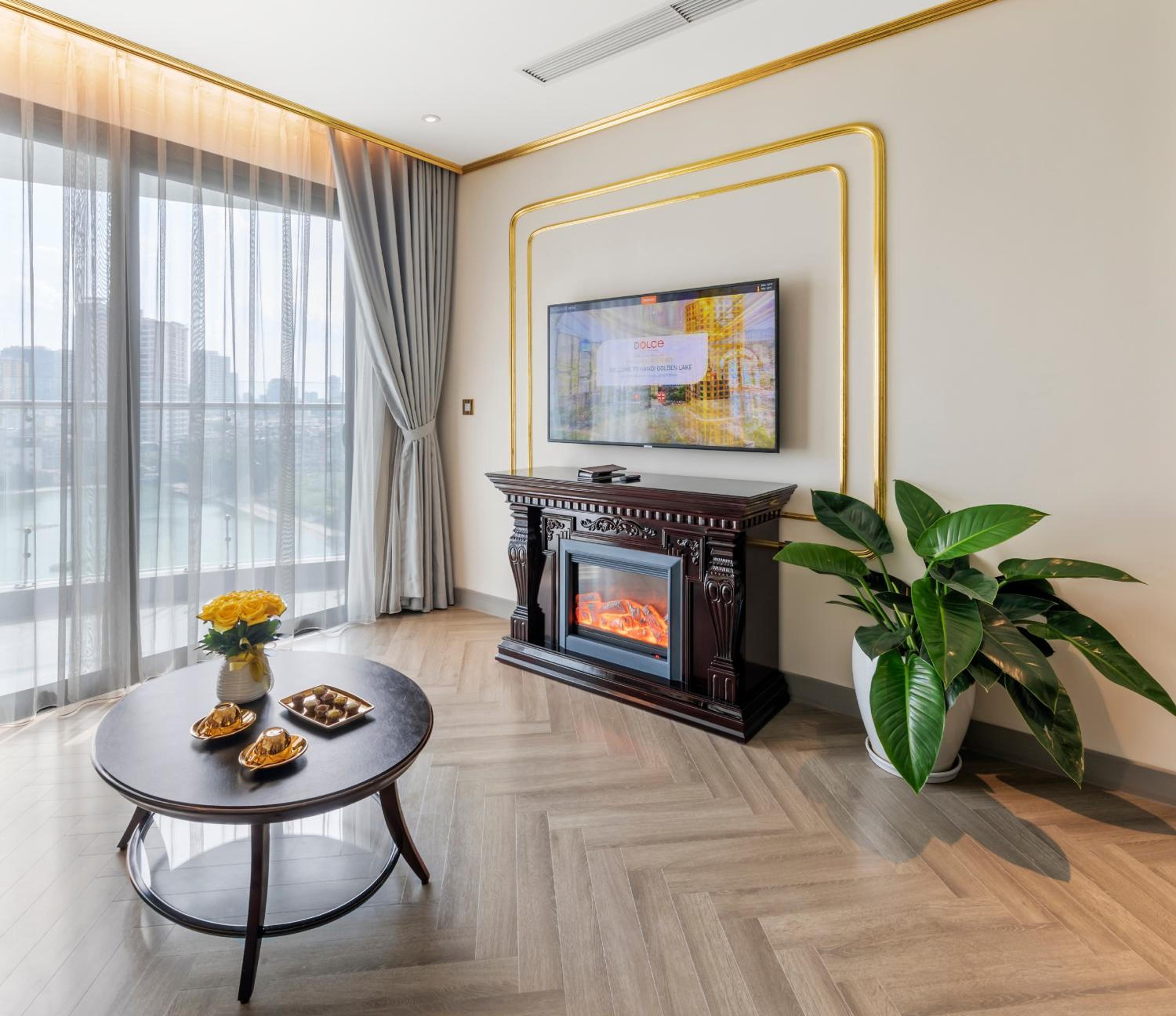 Executive Suite - Photo 9