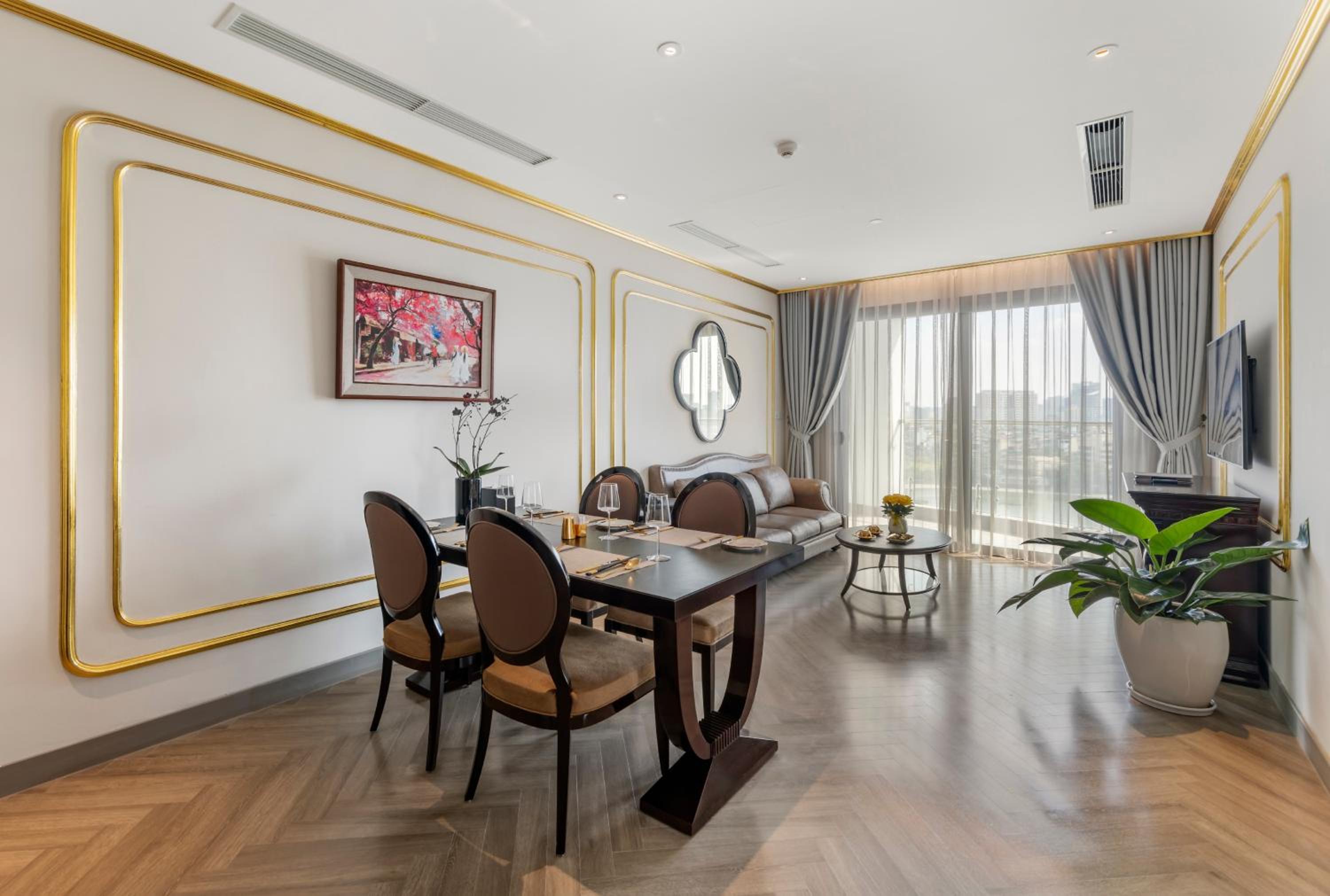 Executive Suite - Photo 2