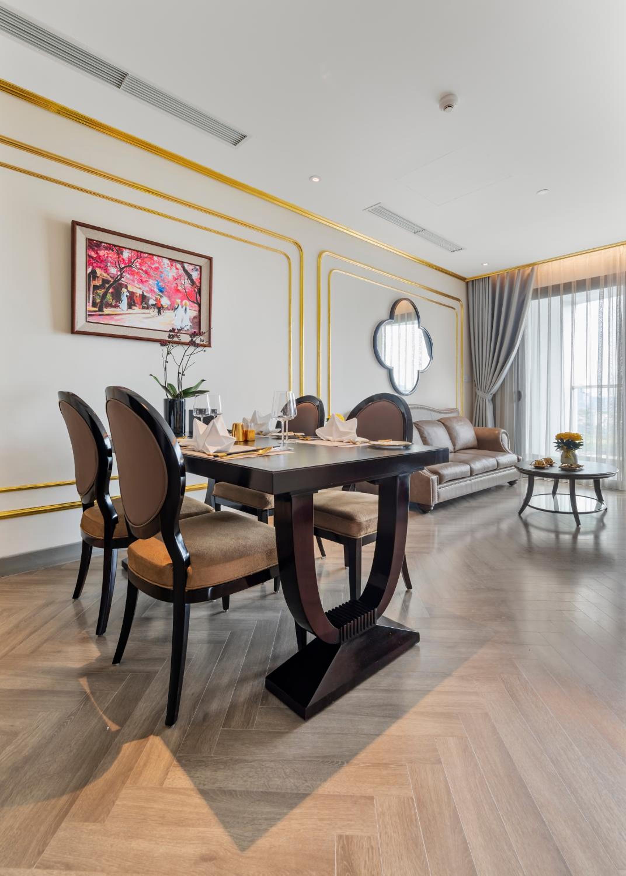 Executive Suite - Photo 3