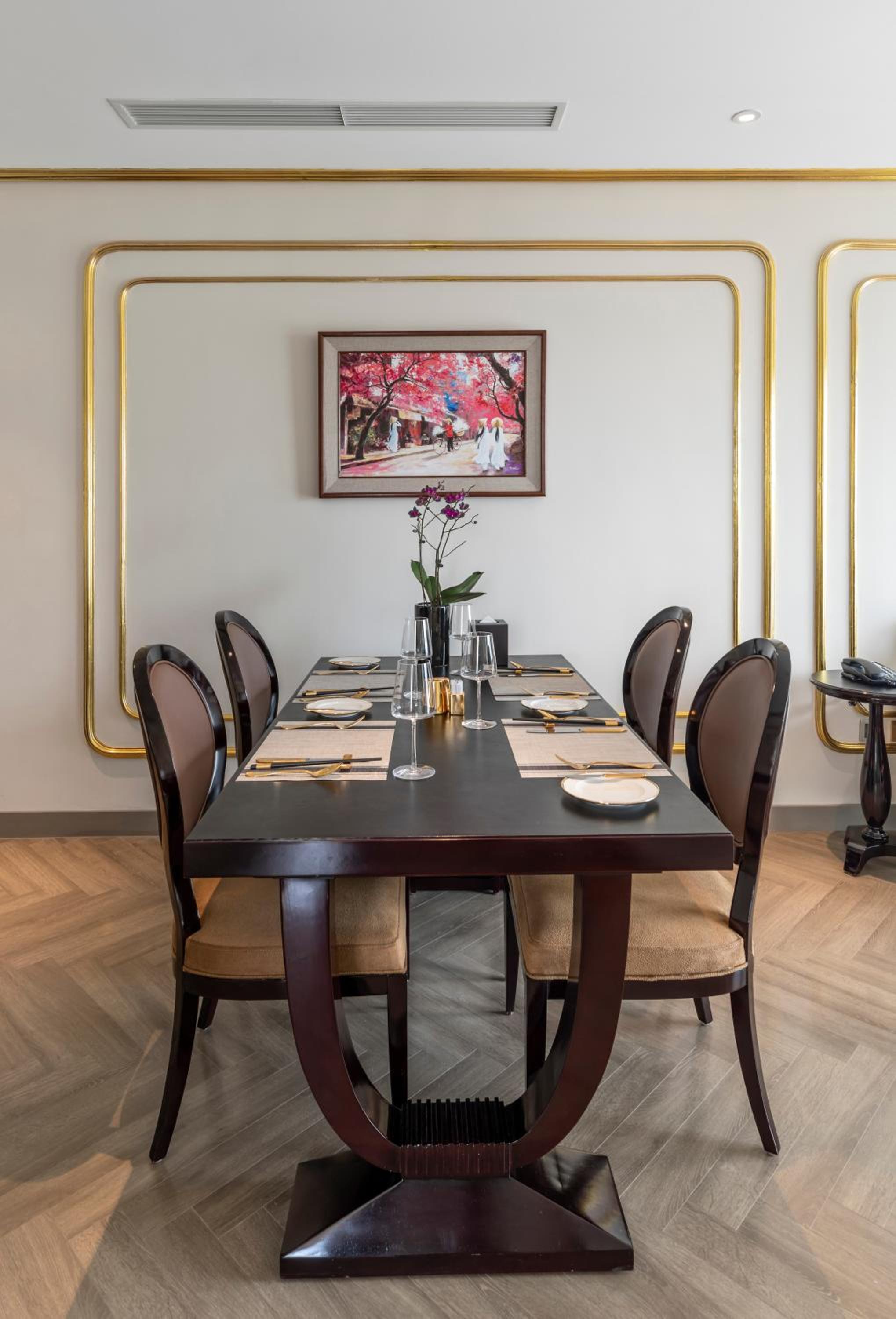Executive Suite - Photo 17