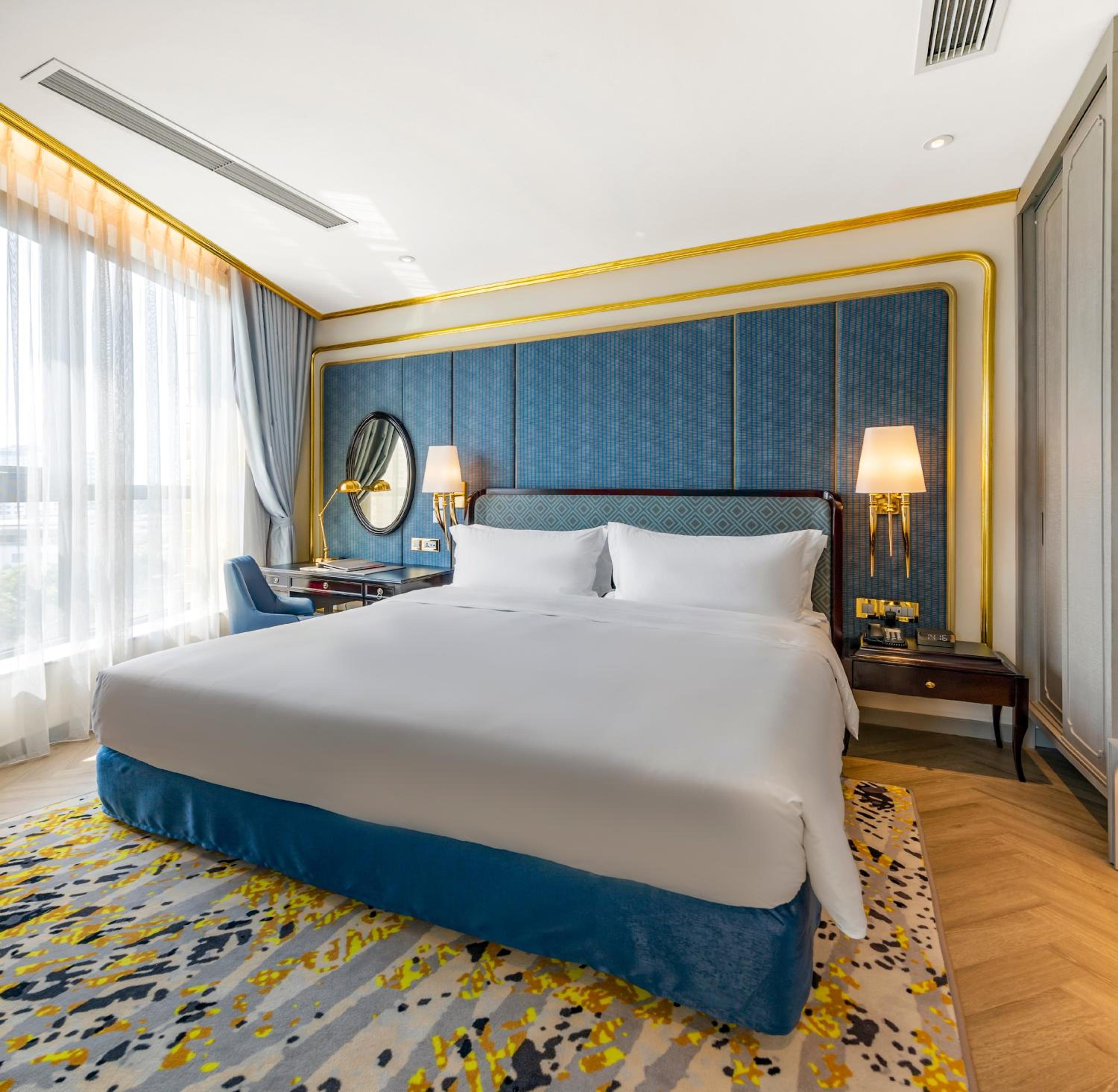 Executive Suite - Photo 13