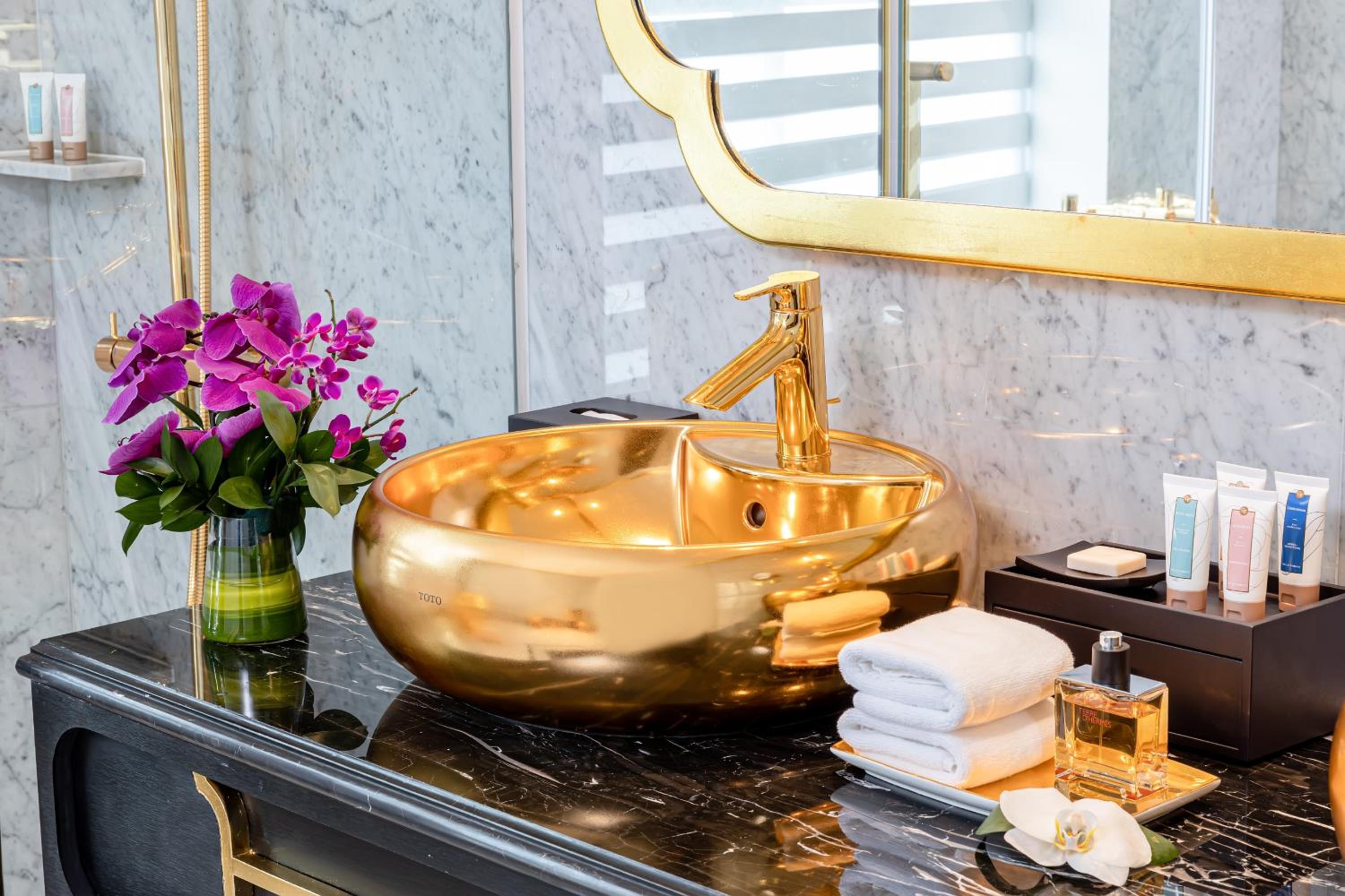 Executive Suite - Photo 19