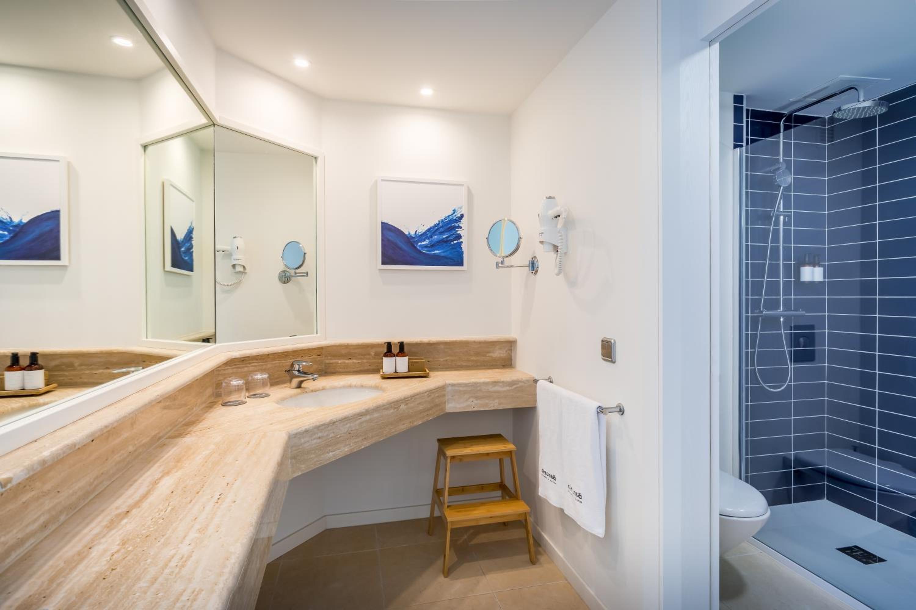Double Room With Sea View ( 2 Adults + 1 Child ) - Photo 3