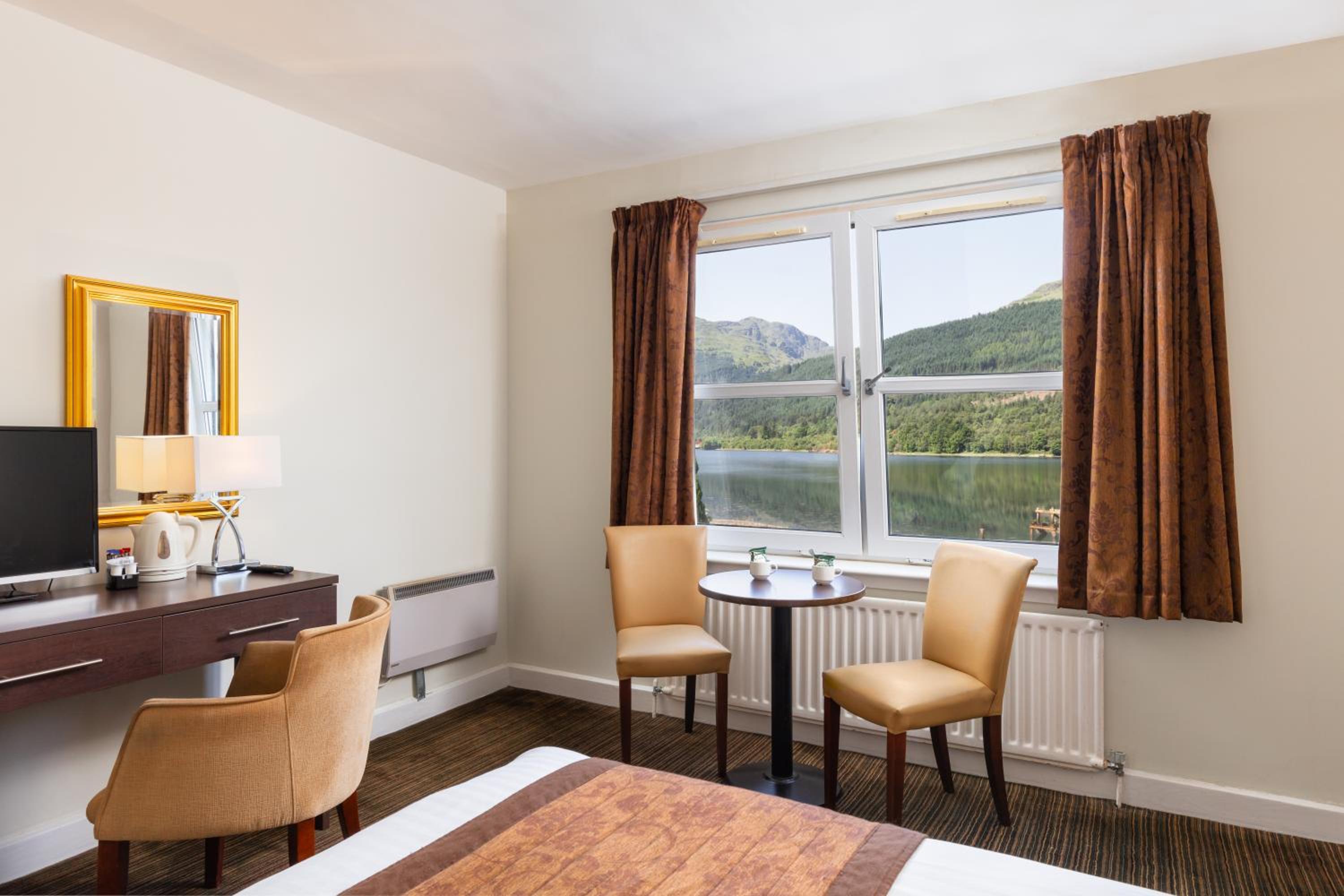 Double Room with Loch View - Photo 3