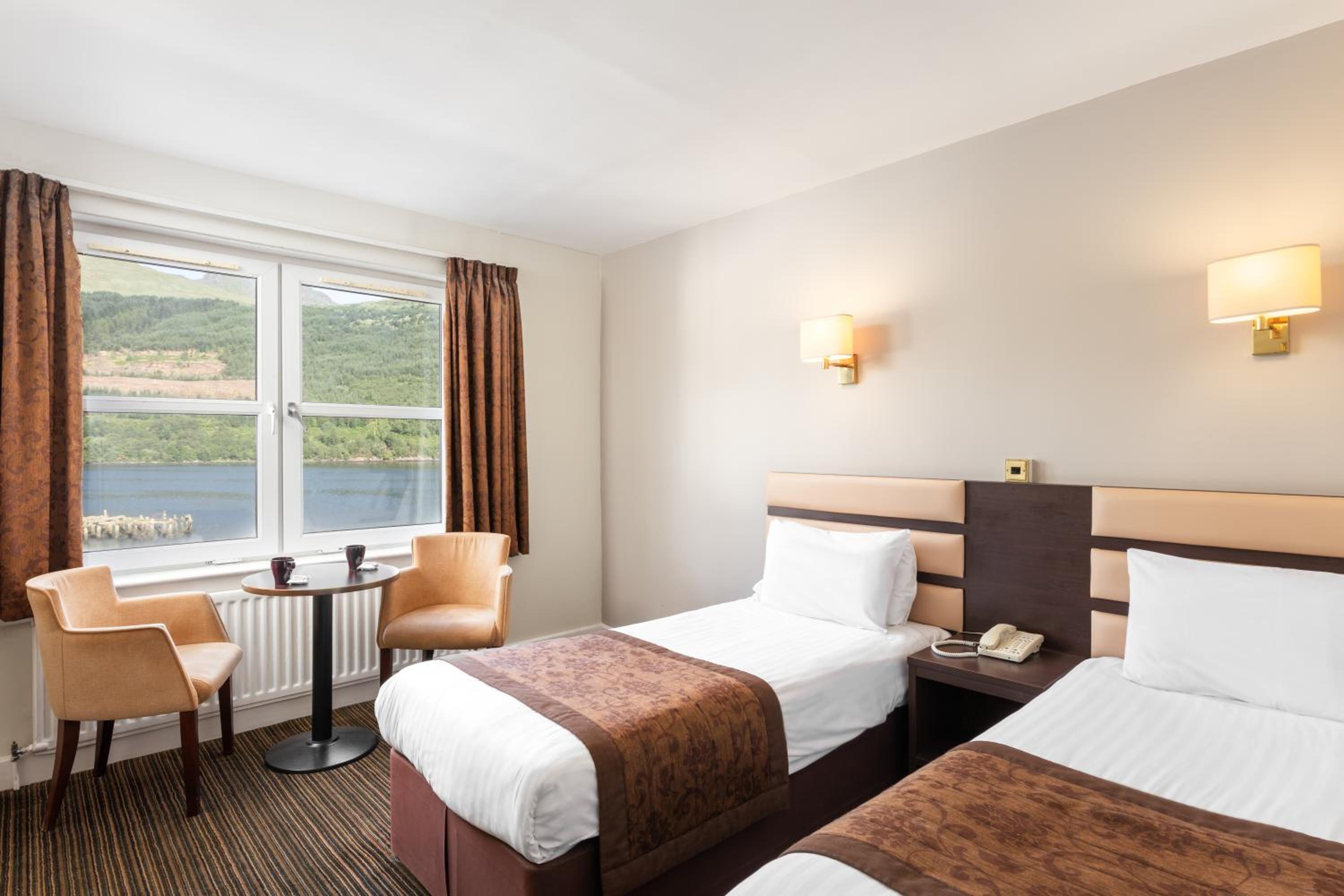 Twin Room with Loch View - Photo 2