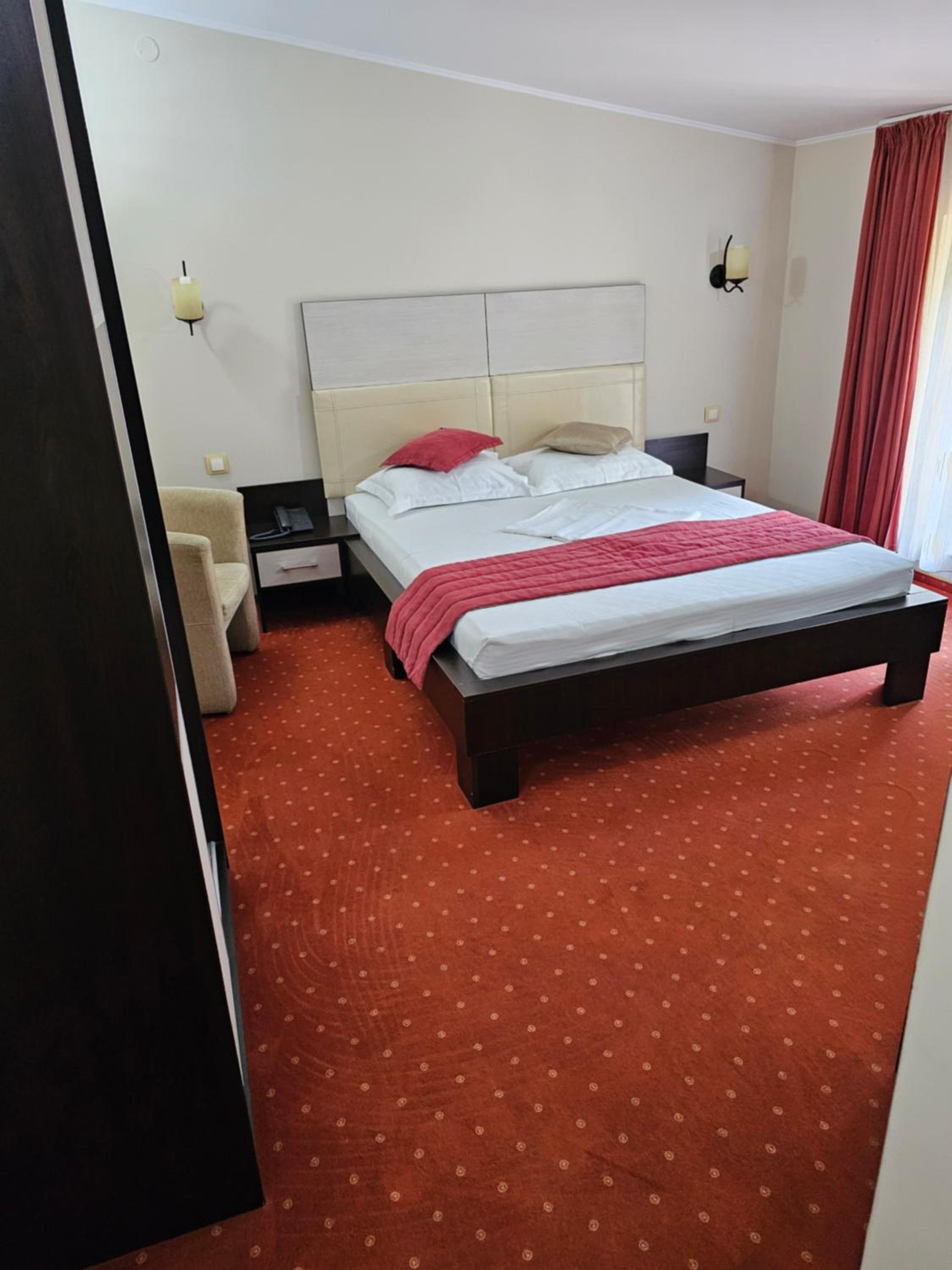 Large Double Room - Photo 5